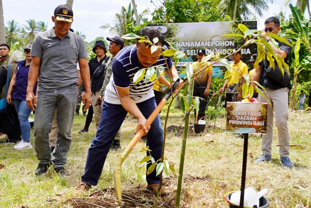 Upaya Nyata Jaga Lingkungan, Sekda Dewa Indra Hadiri Penanaman Pohon Serentak Bersama KLHK RI di Blimbingsari