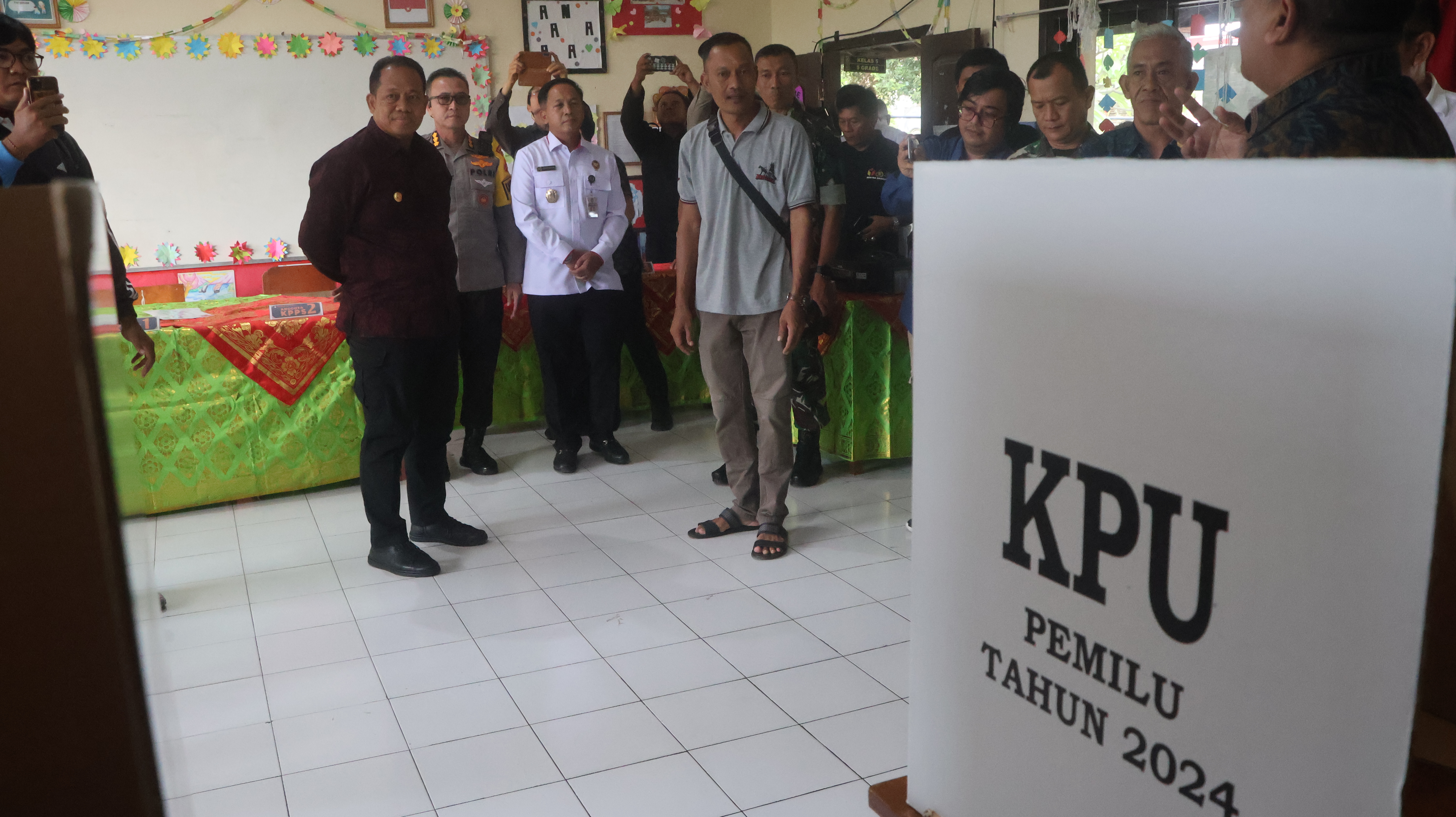 Pastikan Kesiapan H-1 Hari Pencoblosan, Pj Gubernur Bali Tinjau Sejumlah TPS di Denpasar, Badung dan Tabanan