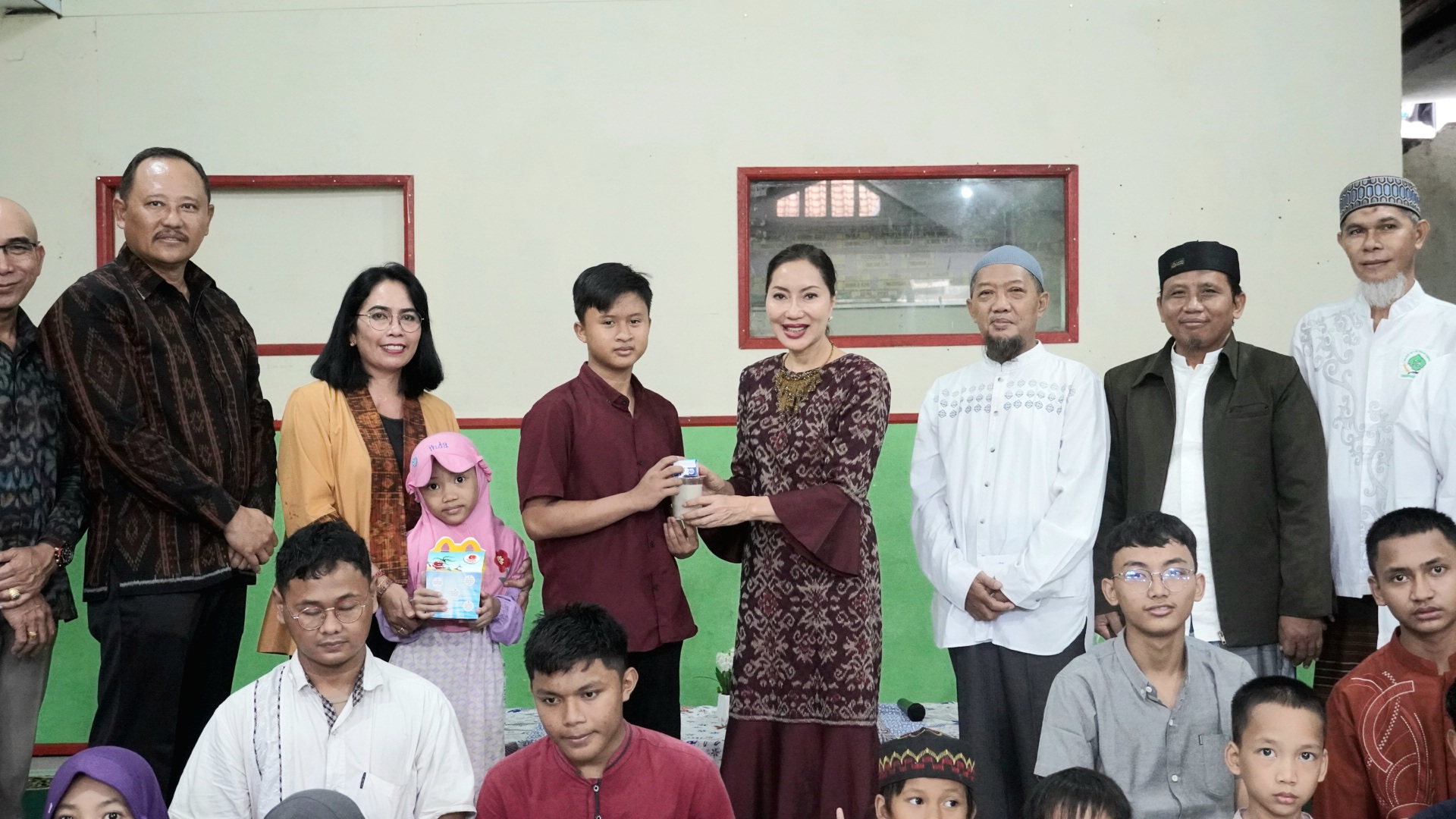 Sebagai Wujud Toleransi Bergama-Ny. Ida Mahendra Serahkan Santunan Kepada Anak Yatim Di Denpasar