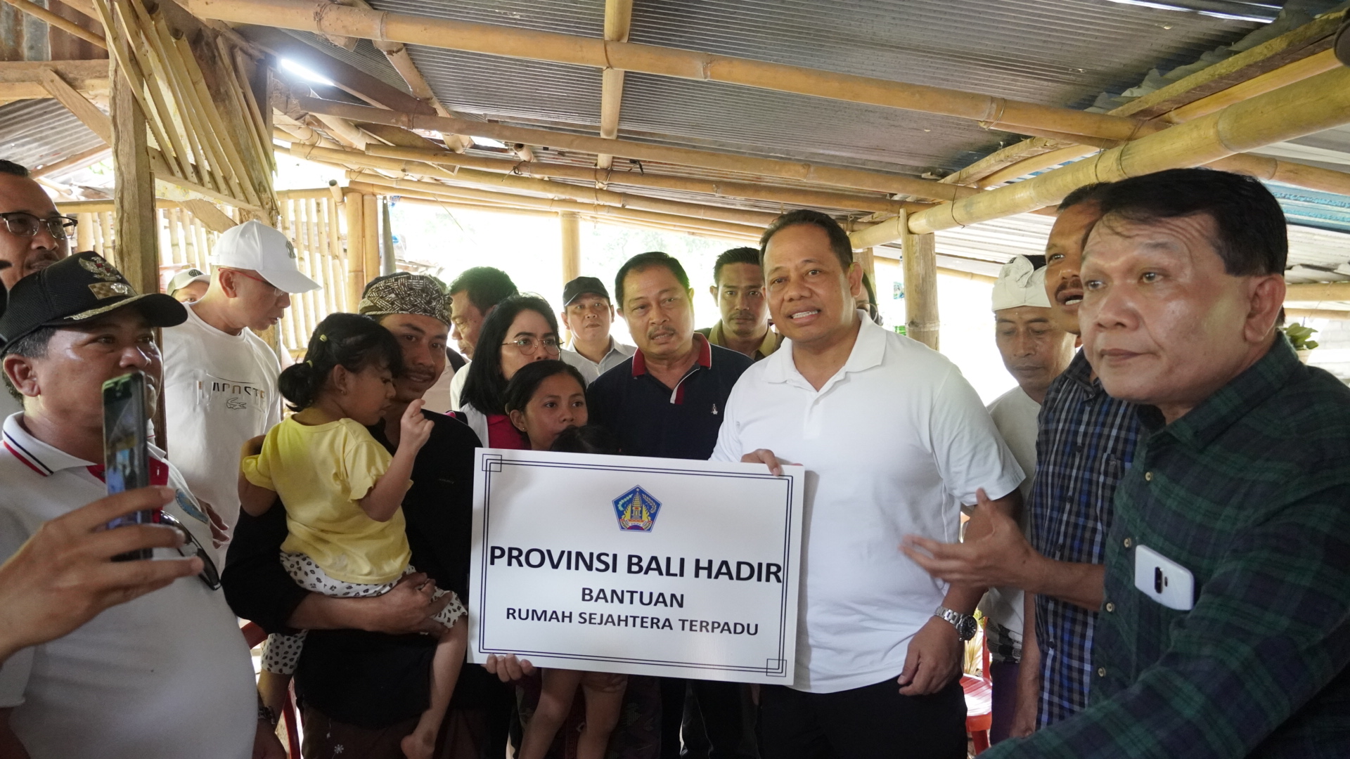 ‘Pemprov Bali Hadir’, Serahkan Bantuan Bedah Rumah Kepada Dua Warga Kurang Mampu di Buleleng