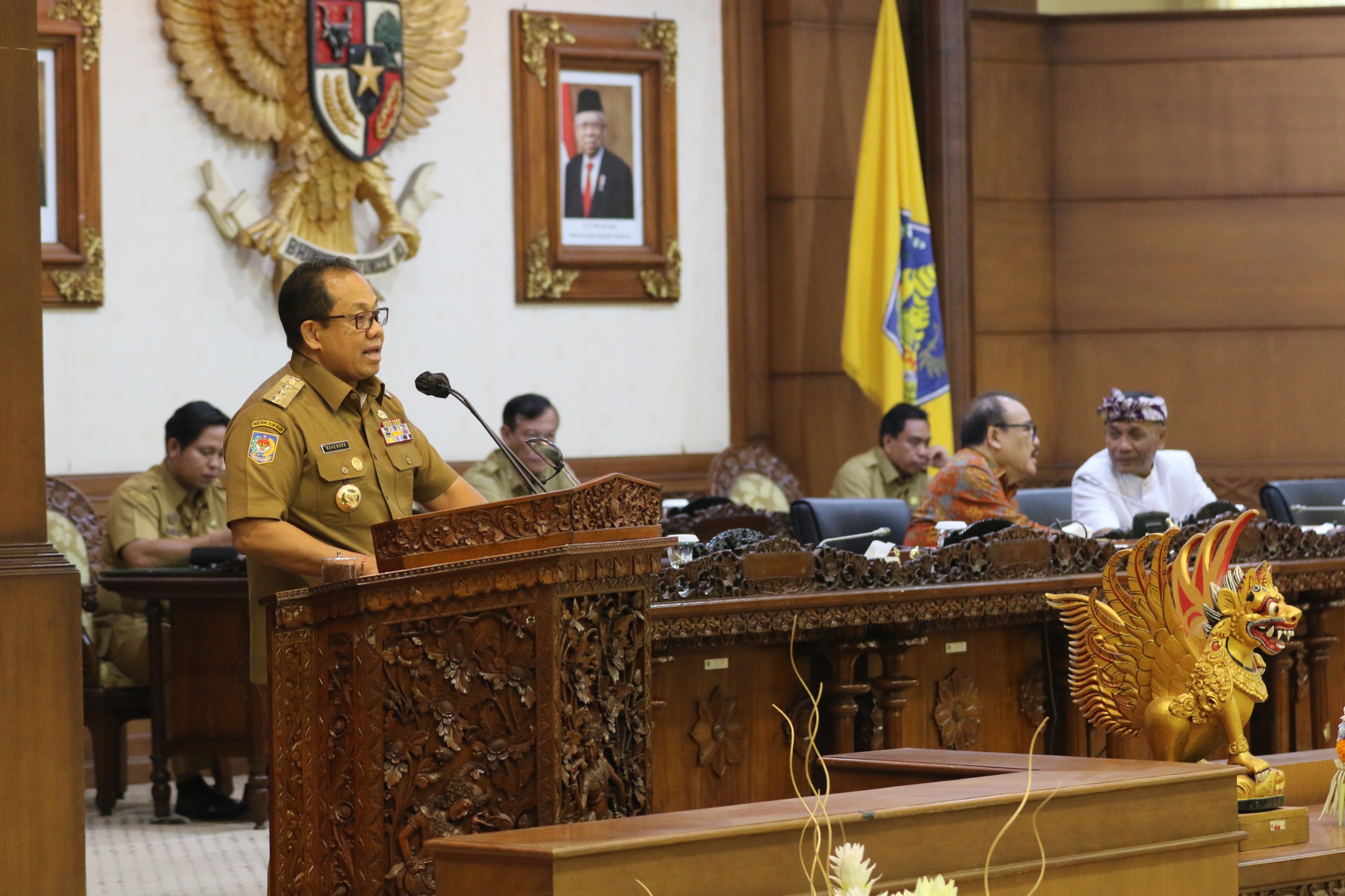 Pj. Gubernur S.M. Mahendra Jaya Paparkan Pendapat terkait Raperda Kemudahan Investasi dan Pengarusutamaan Gender