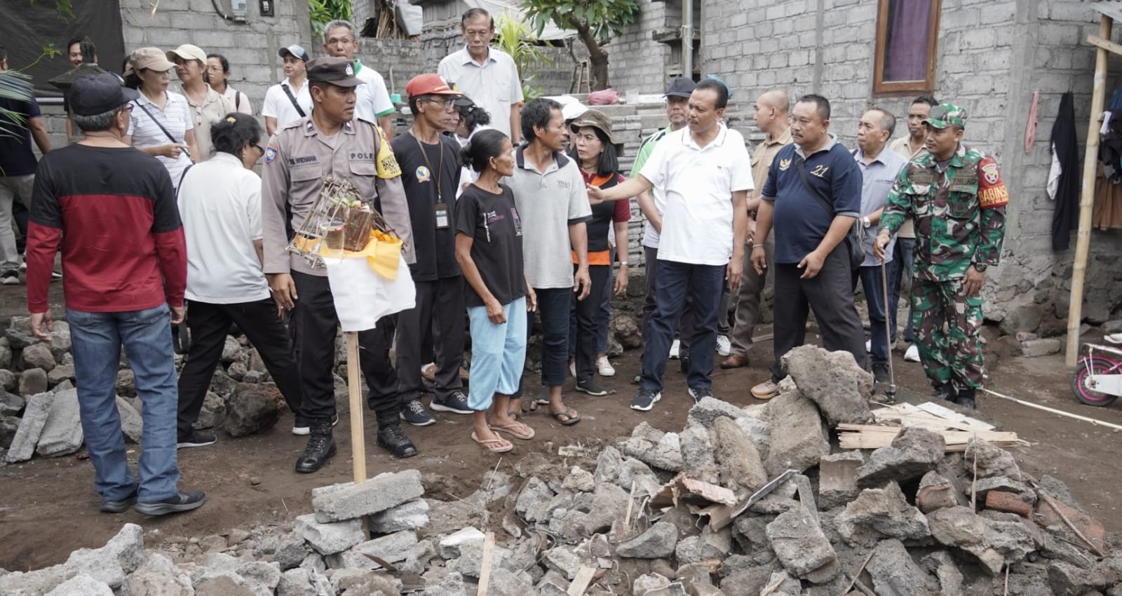 'Pemprov Bali Hadir'Serahkan Bantuan Untuk 2 Keluarga Kurang Mampu di Karangasem, Sekda Dewa Indra Ingin Tanamkan Kepedulian Terhadap Kondisi Nyata di Lapangan