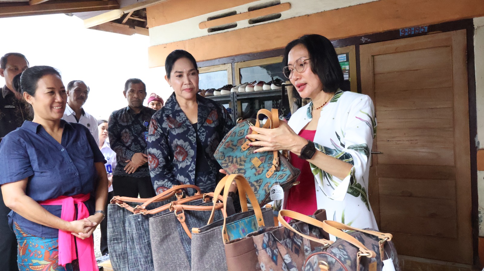 Kunjungi, IKM di Jembrana, Pj. Ketua Dekranasda Bali Motivasi Para Perajin Agar Terus Berinovasi