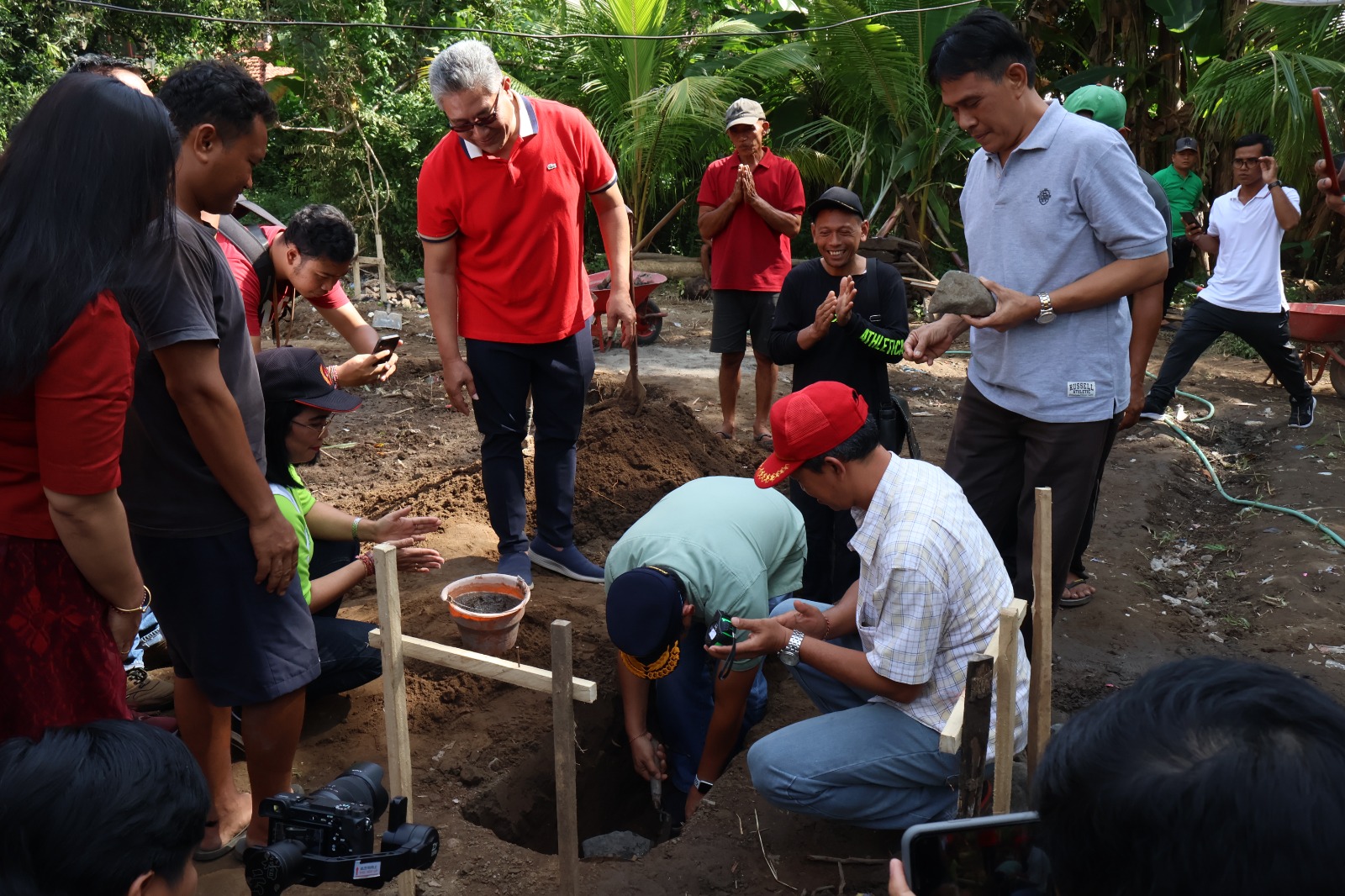 Pemprov Bali Hadir Serahkan Bantuan Rumah Sejahtera Terpadu Untuk Salah Satu Warga Desa Tukad Sumaga