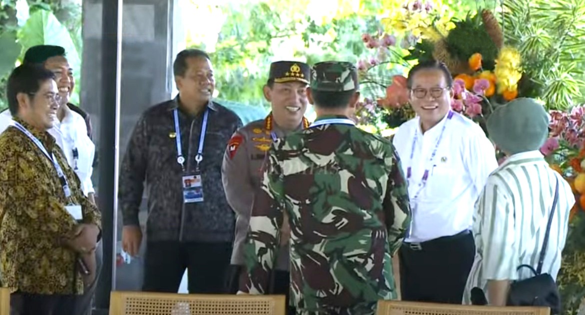 Pj. Gubernur Bali Dampingi Presiden Joko Widodo menyambut Pimpinan Negara Peserta KTT WWF saat mengunjungi Tahura Ngurah Rai