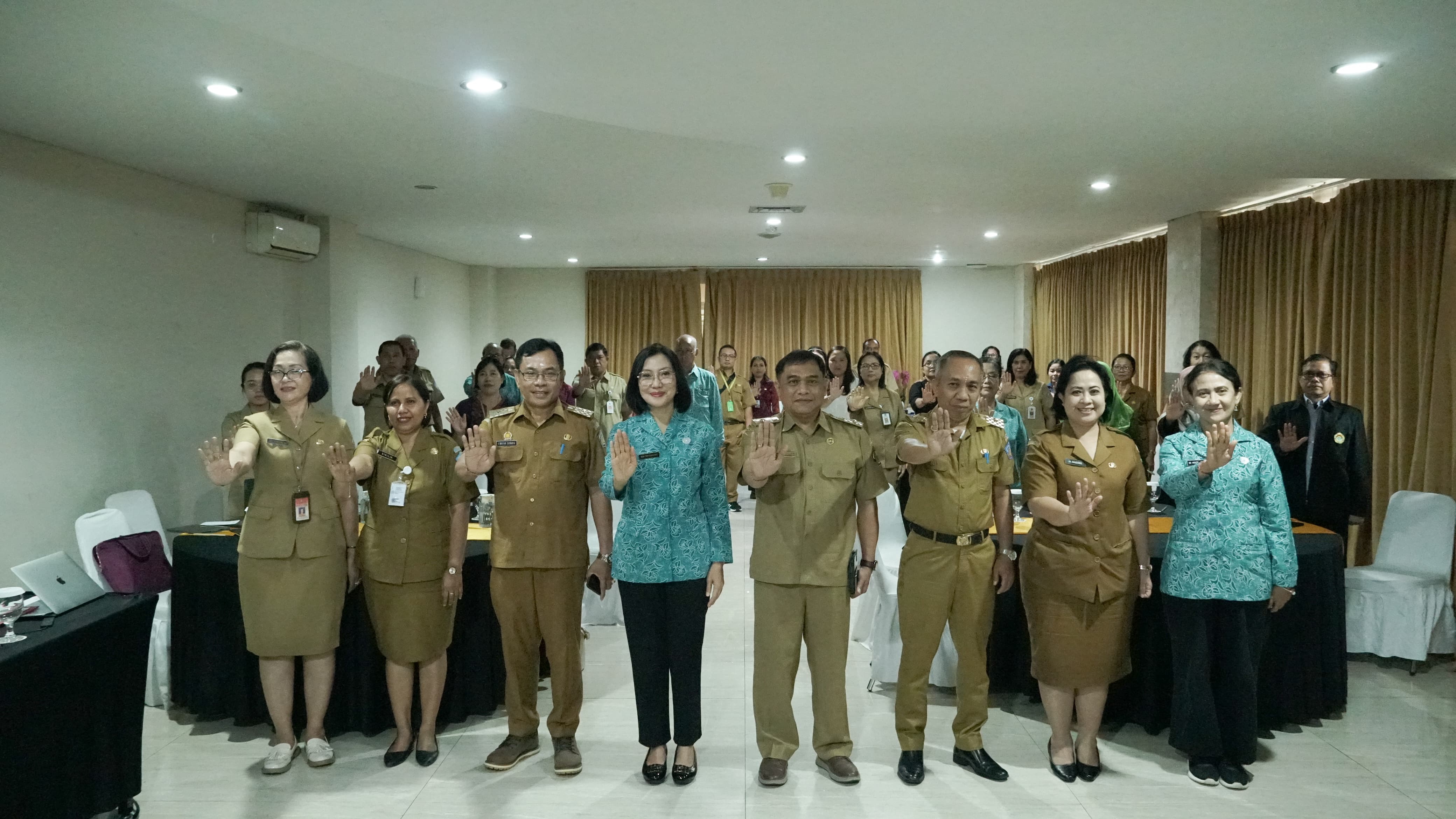 Lahirkan Generasi Kuat dan Berkualitas, Pj. Ketua TP PKK Bali, Ny. Ida Mahendra Minta Kader Rutin Periksa Gigi Warganya