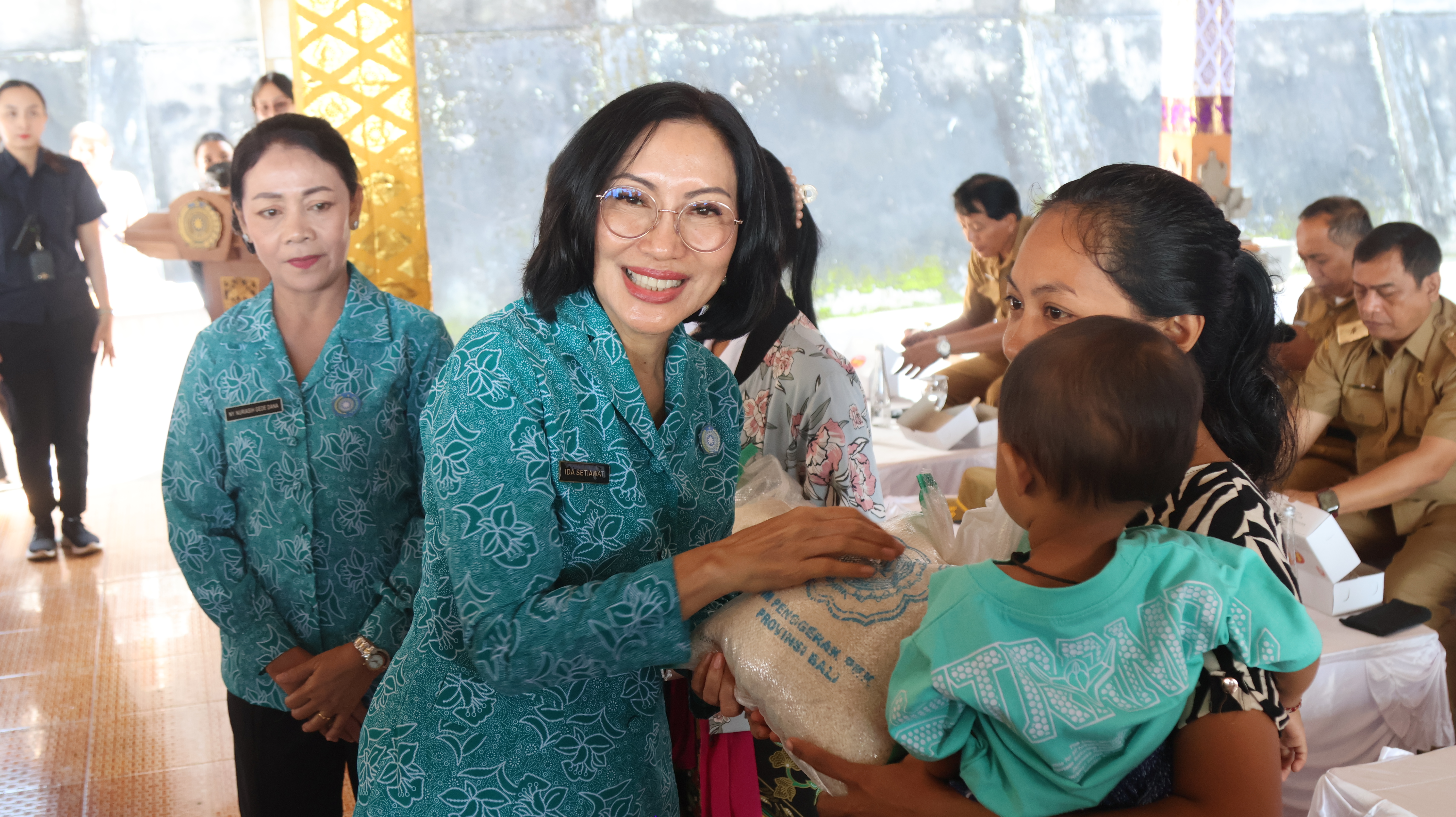 Berkunjung dan Berbagi di Kabupaten Karangasem, Ida Mahendra Jaya Minta Kurangi Konsumsi Makanan Manis pada Anak