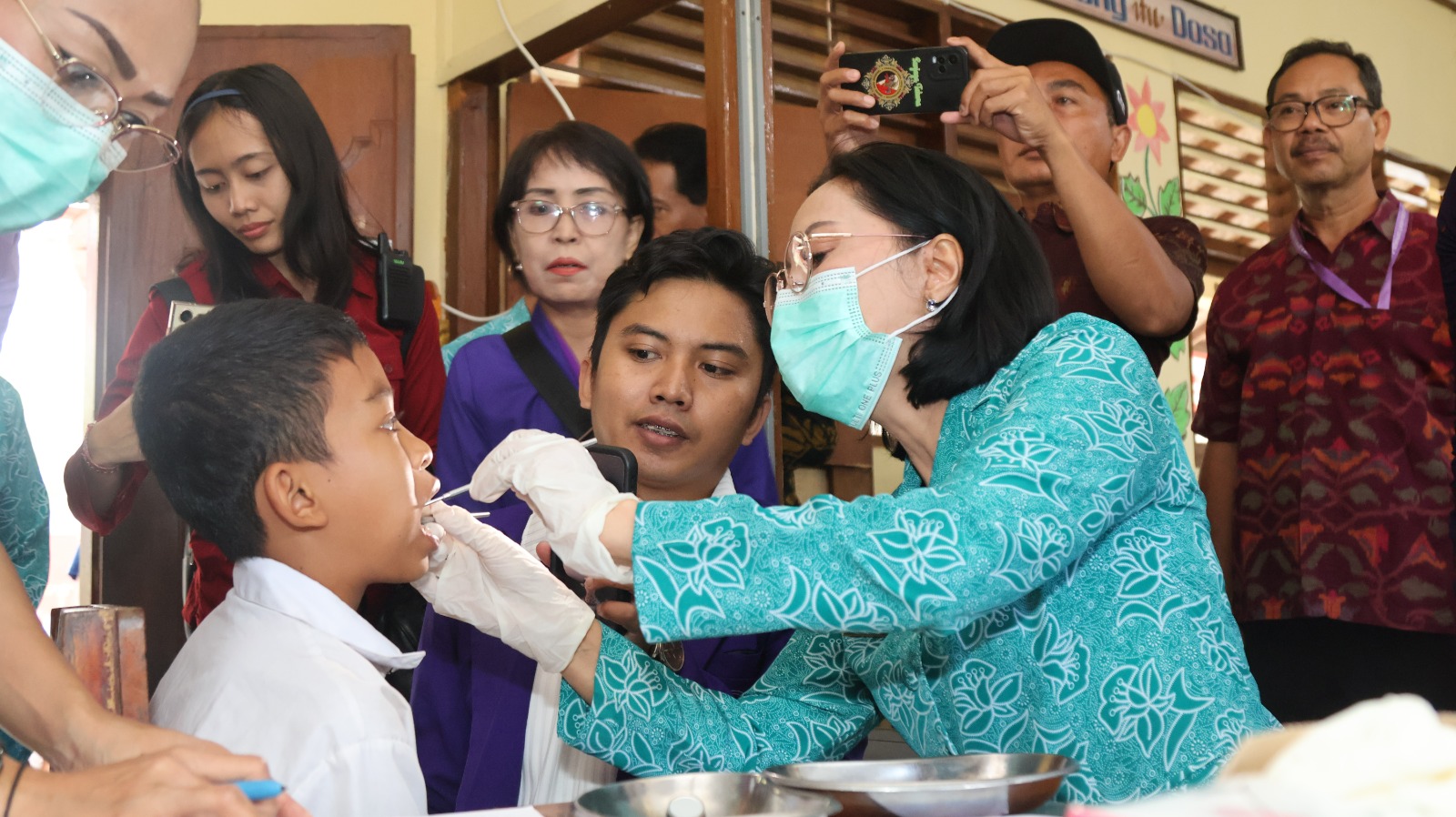 Pj. Ketua TP PKK Provinsi Bali Ajarkan Cara Menggosok Gigi yang Benar kepada Anak-Anak SD di Gianyar