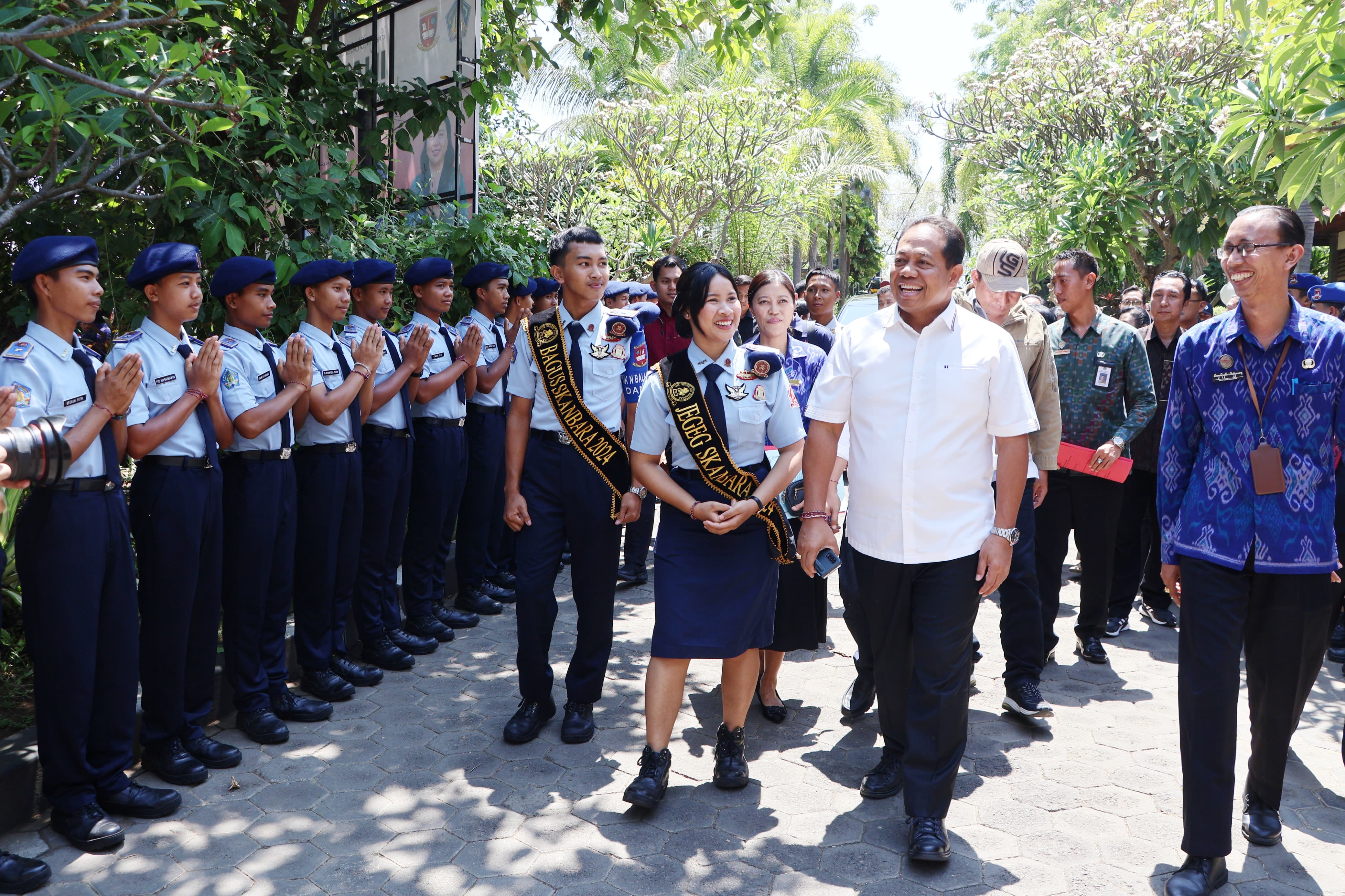 Kunjungi SMA/SMK Negeri Bali Mandara, Pj. Gubernur Mahendra Jaya Yakin Para Siswa Bisa Meneruskan Estafet Menjaga Bali