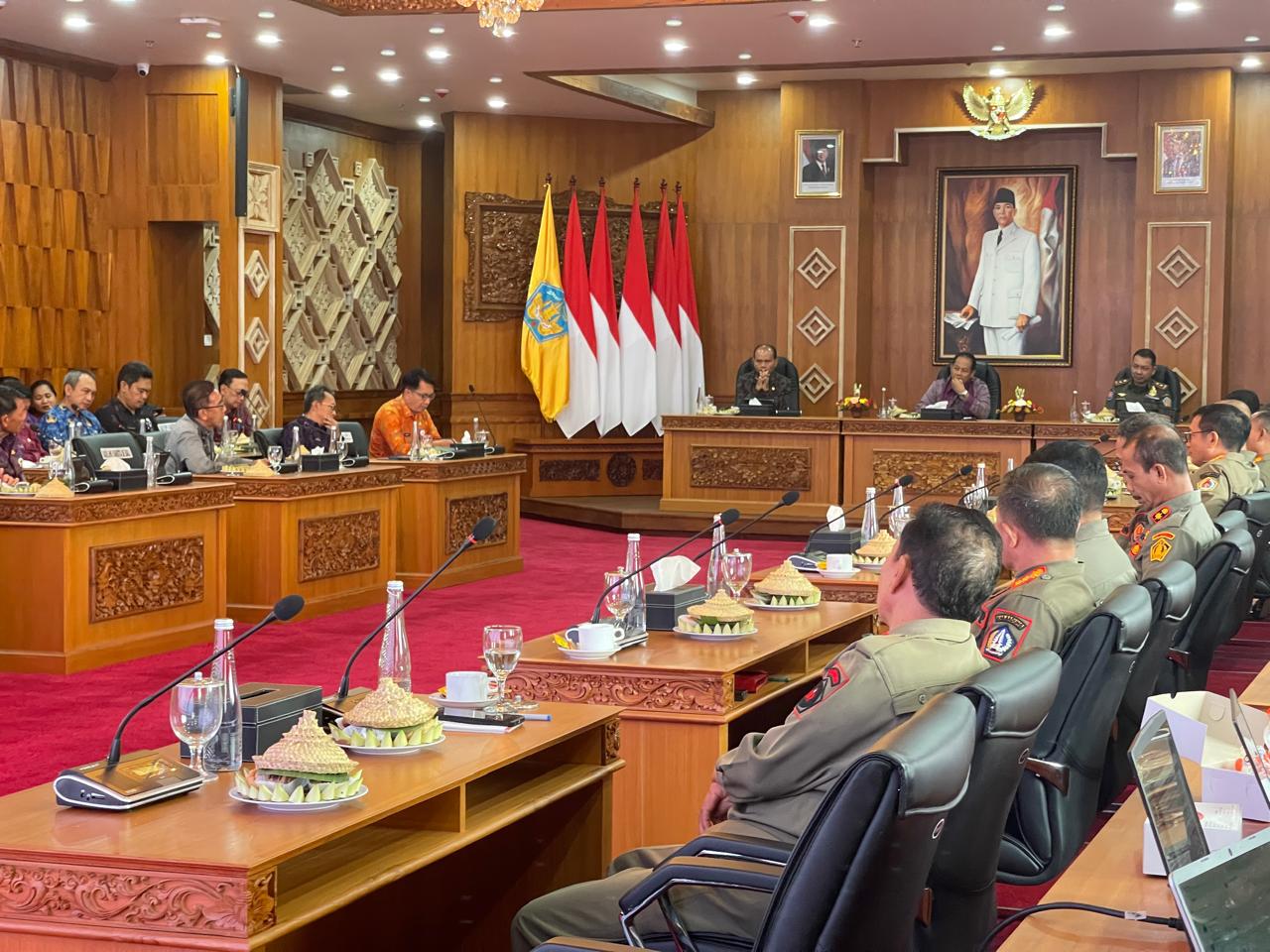 Bahas Penanganan Sampah dan Penataan Baliho, Pj Gubernur Mahendra Jaya Ajak Kabupaten/Kota ‘Ngrombo’