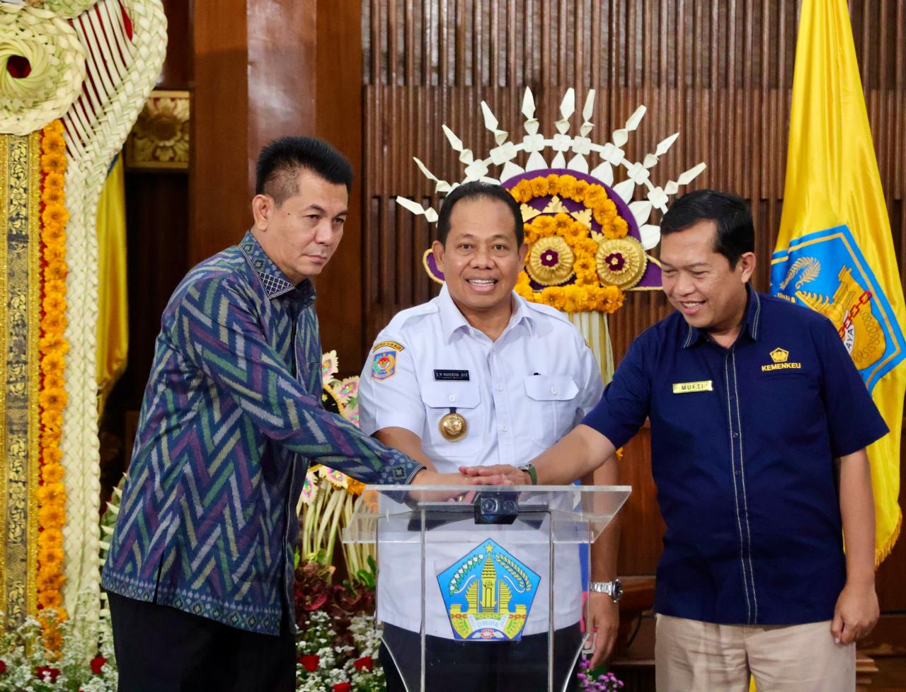 Serahkan DIPA dan TKD, Pj. Gubernur Bali Minta Wali Kota dan Bupati se-Bali Kelola TKD dan APBD 2025 dengan Efisien dan Optimal