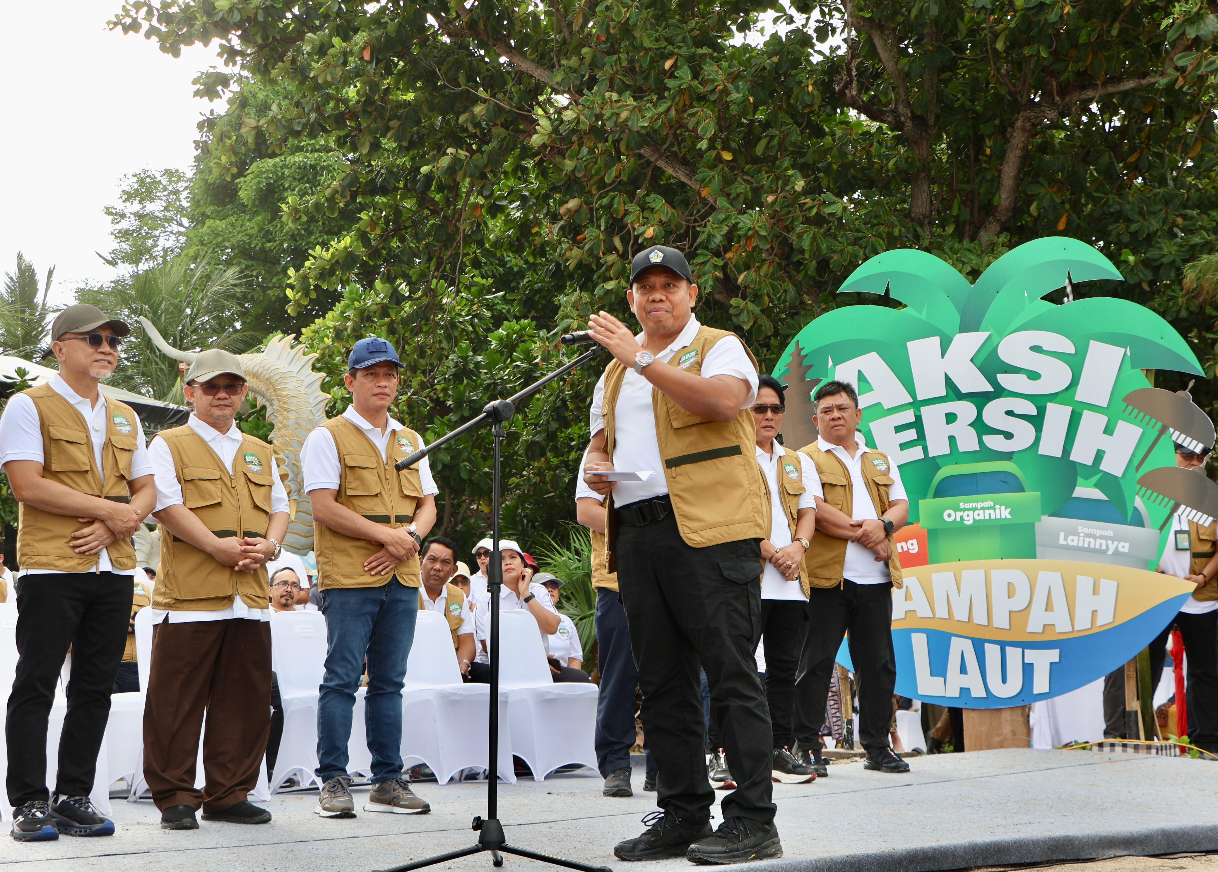 Aksi Bersih-Bersih Sampah di Pantai Kuta, Pj Gubernur Mahendra Jaya Apresiasi Perhatian Pemerintah Pusat