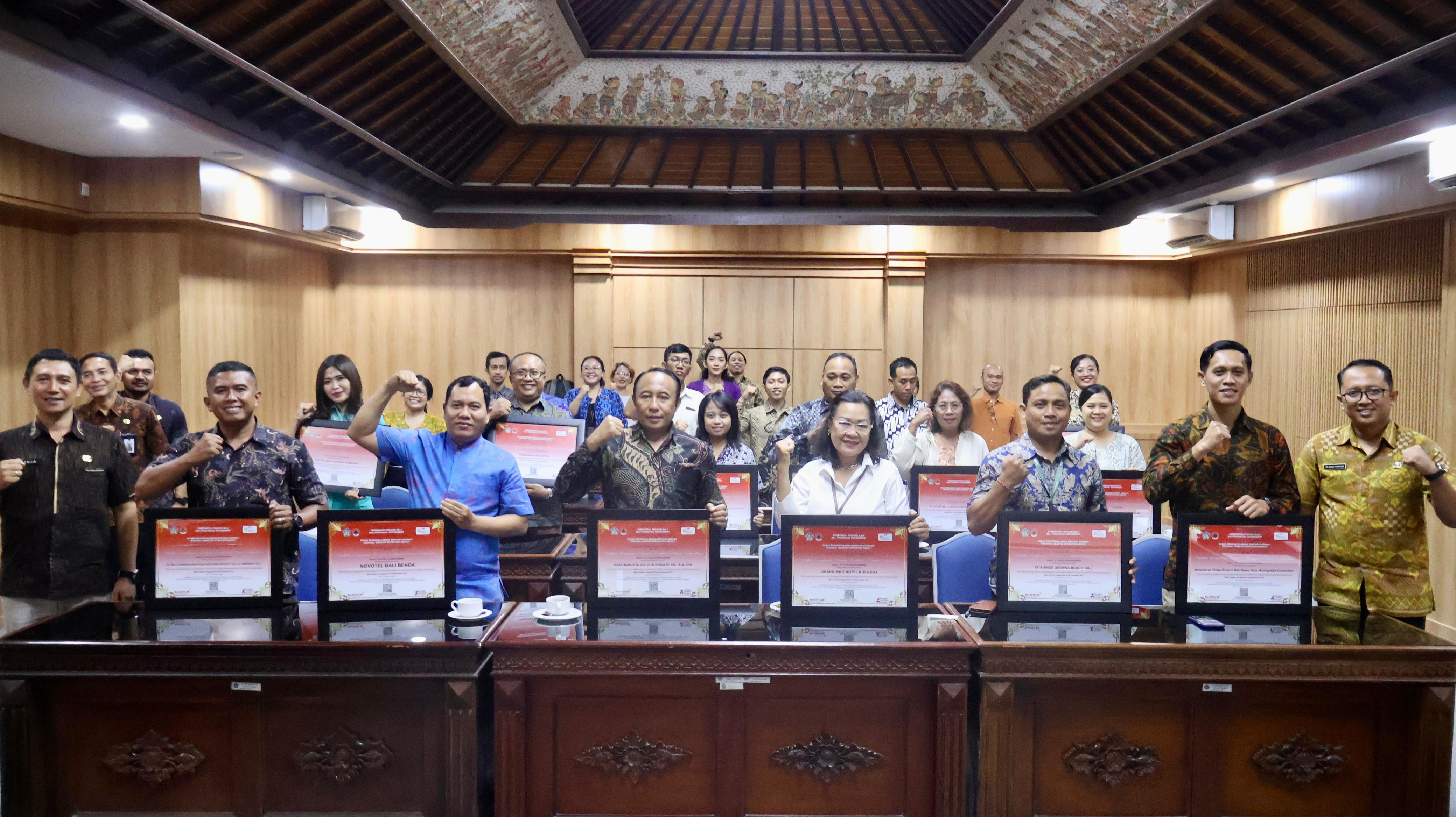 Terus Tingkatkan Kesadaran Kolektif Mitigasi Kebencanaan, BPBD Bali Serahkan Sertifikat SI-KENCANA DUTA BALI kepada 13 Hotel