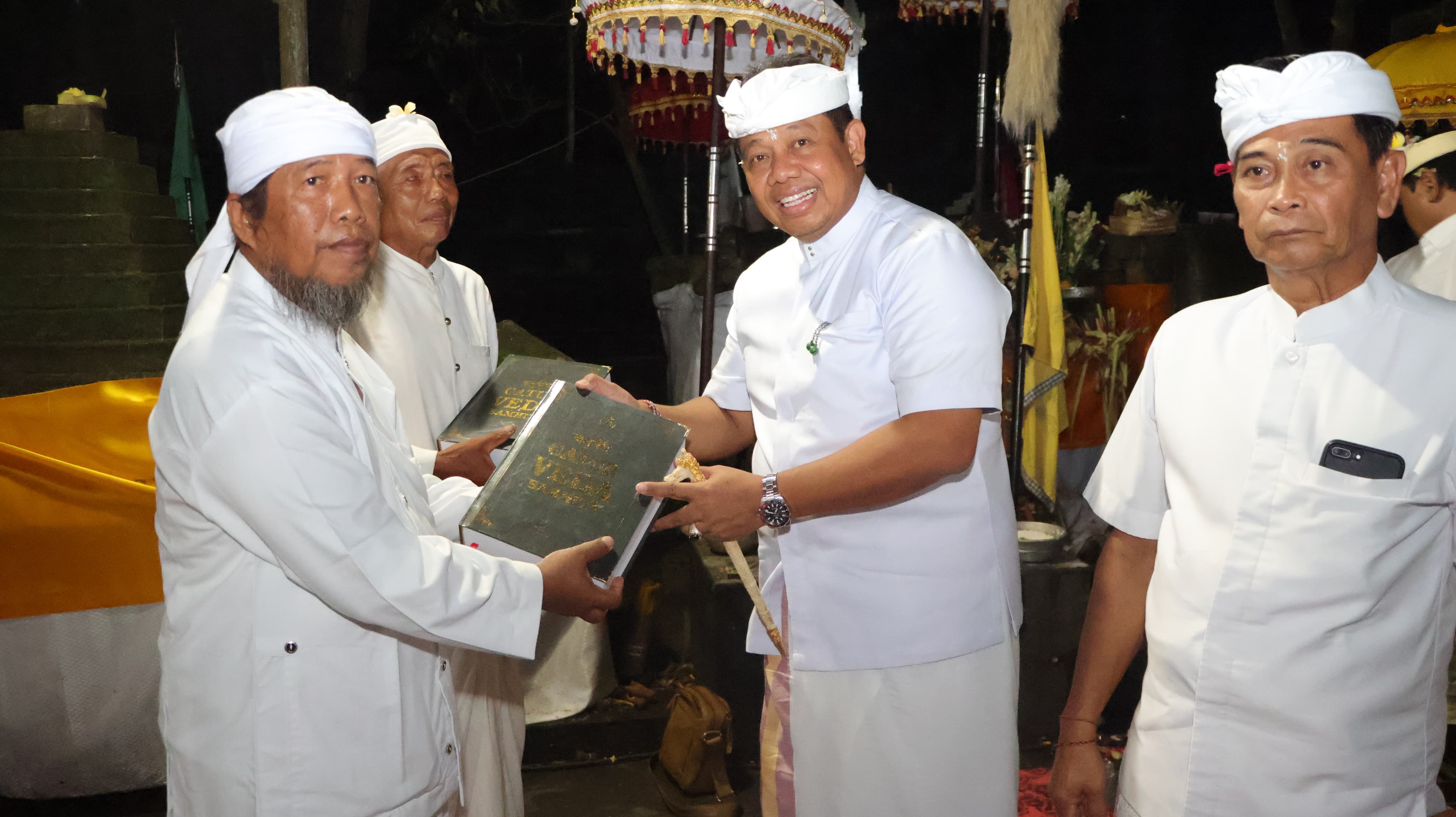 Tangkil ke Pura Luhur Giri Salaka, Pj. Gubernur Bali S. M. Mahendra Jaya Apresiasi Semangat Pemangku dan Umat Hindu Banyuwangi