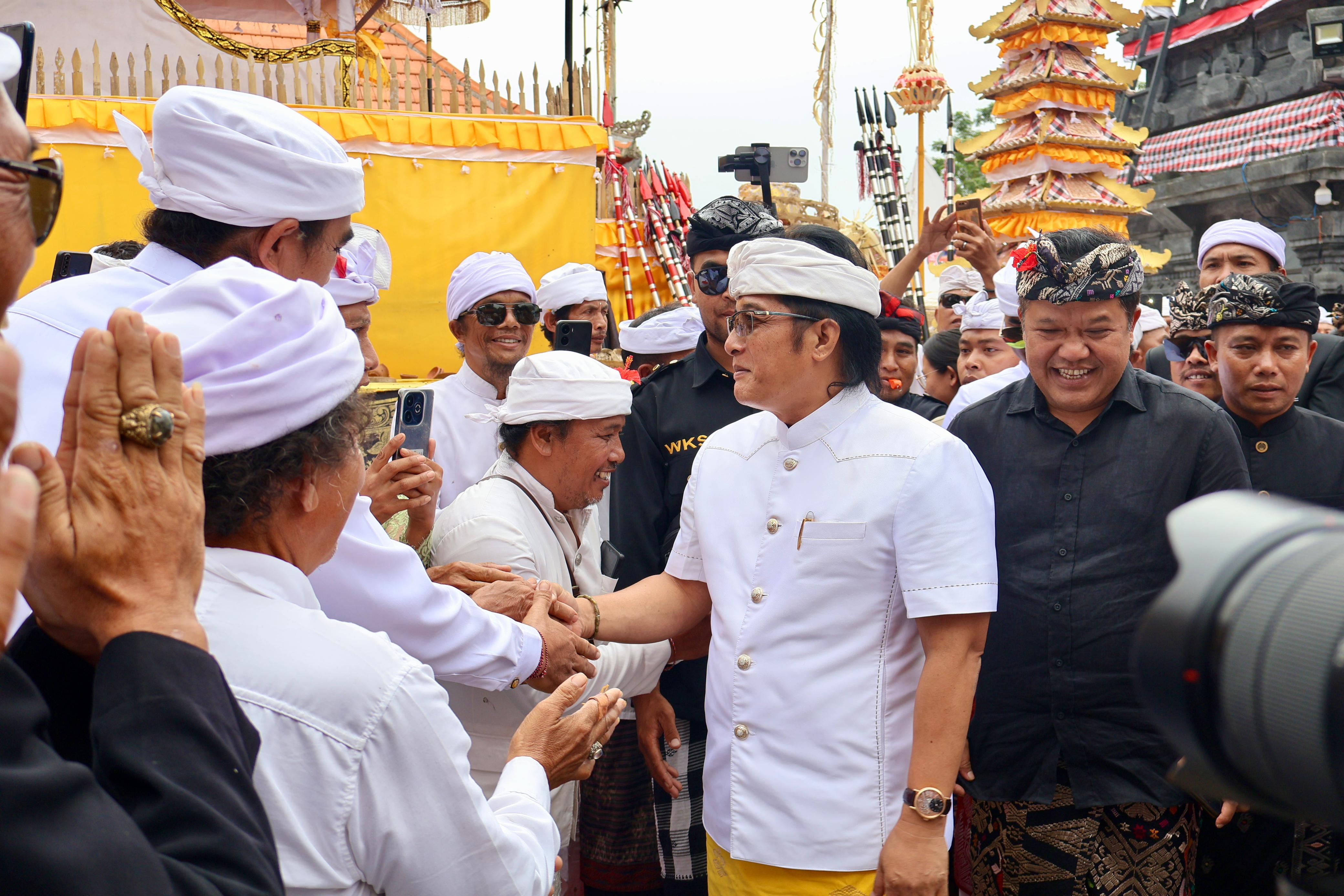 Wagub Giri Prasta Apresiasi Kawitan Warga Kayu Selem Gotong Royong Sukseskan Upacara Padudusan Agung
