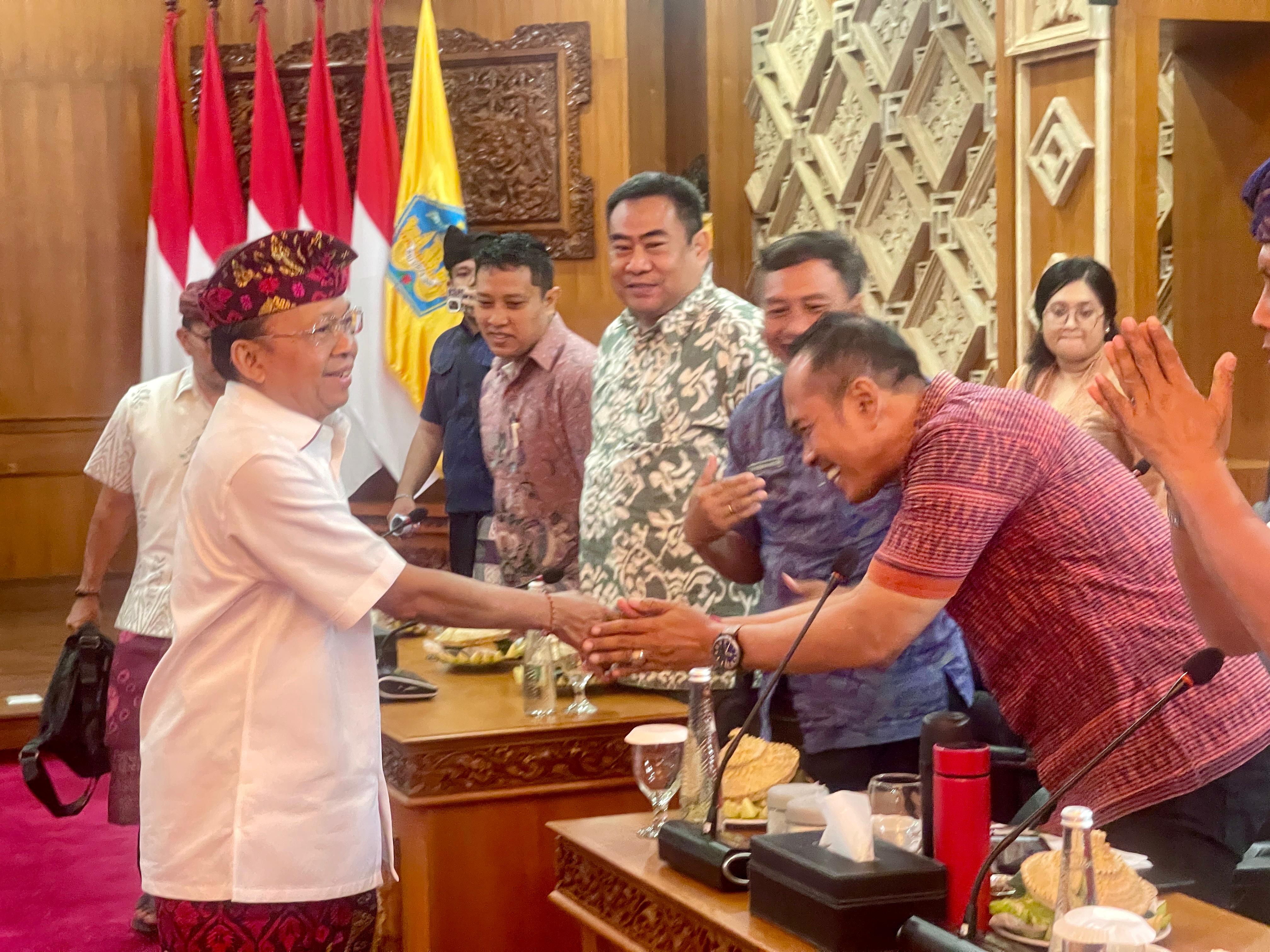 Kumpulkan Produsen, Gubernur Koster Minta Stop Produksi AMDK Plastik dibawah 1 Liter, Januari 2026 Bali harus Bersih