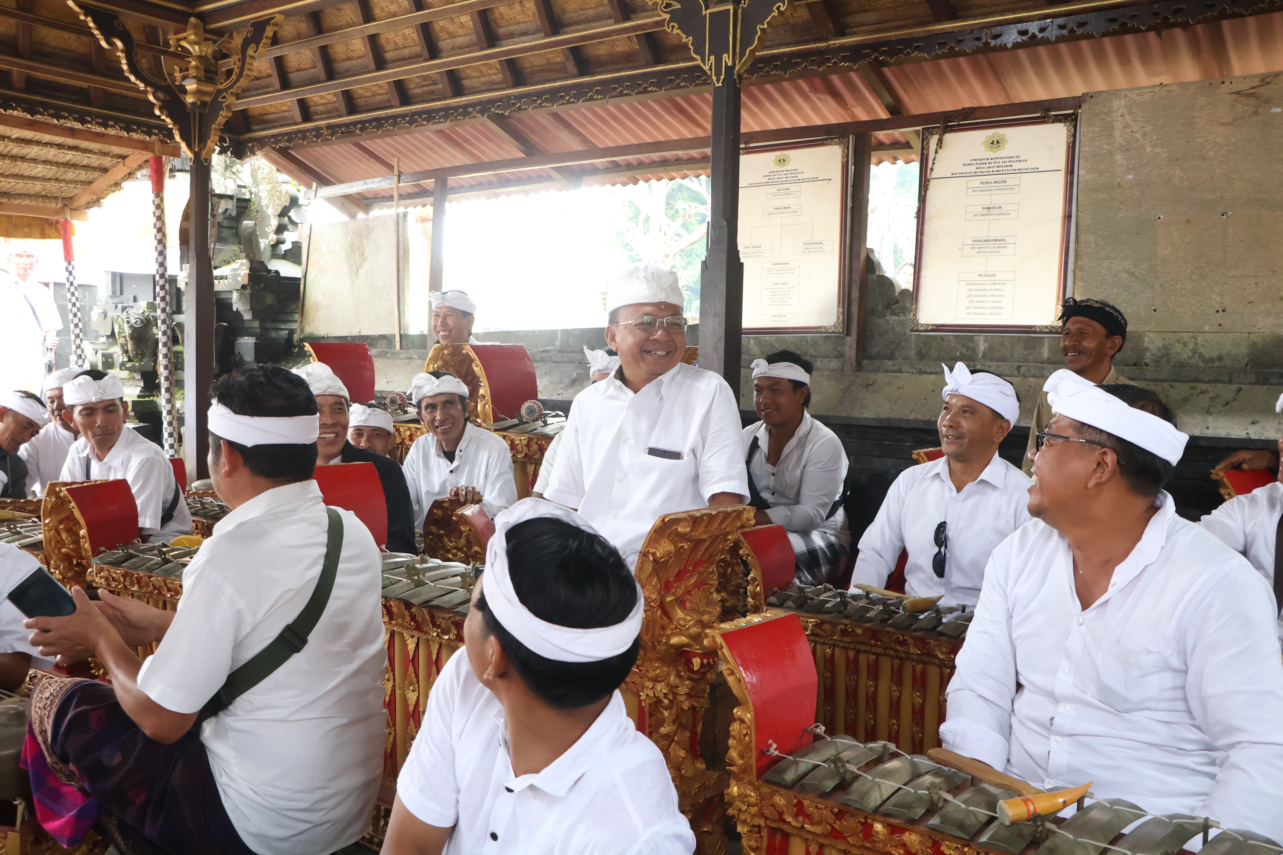 Gubernur Koster Ngayah Mainkan Gamelan di Pura Besakih Tepat Perayaan Tumpek Krulut, Bukti Kedekatan Pemimpin dan Masyarakat