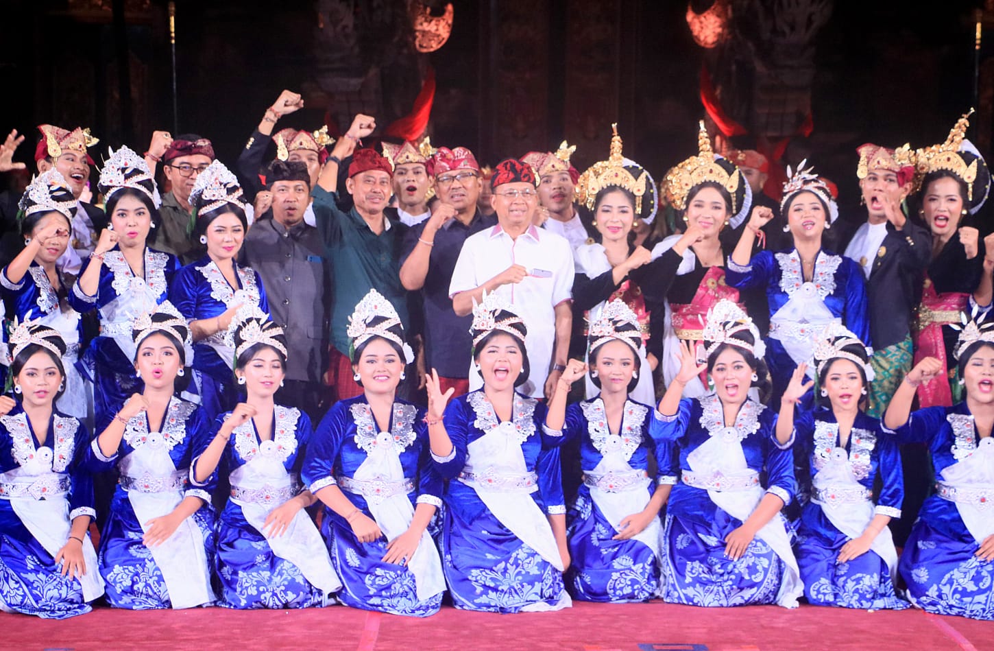 Krama Bali dan Gubernur Koster Tetap Bertahan dibawah Gerimis, Puji Penampilan Gong Kebyar Wanita di PKB XLVII