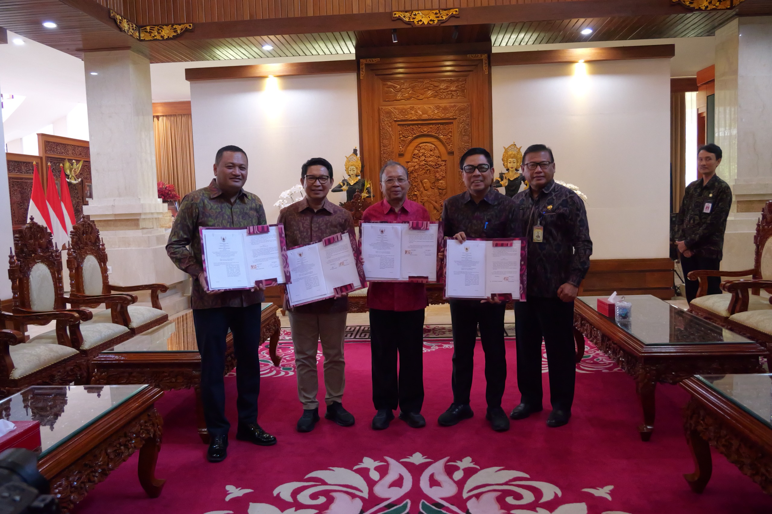 Pemerataan Pembangunan melalui BKK, Gubernur Koster Teken PKS Strategis dengan Bupati Badung dan Gianyar