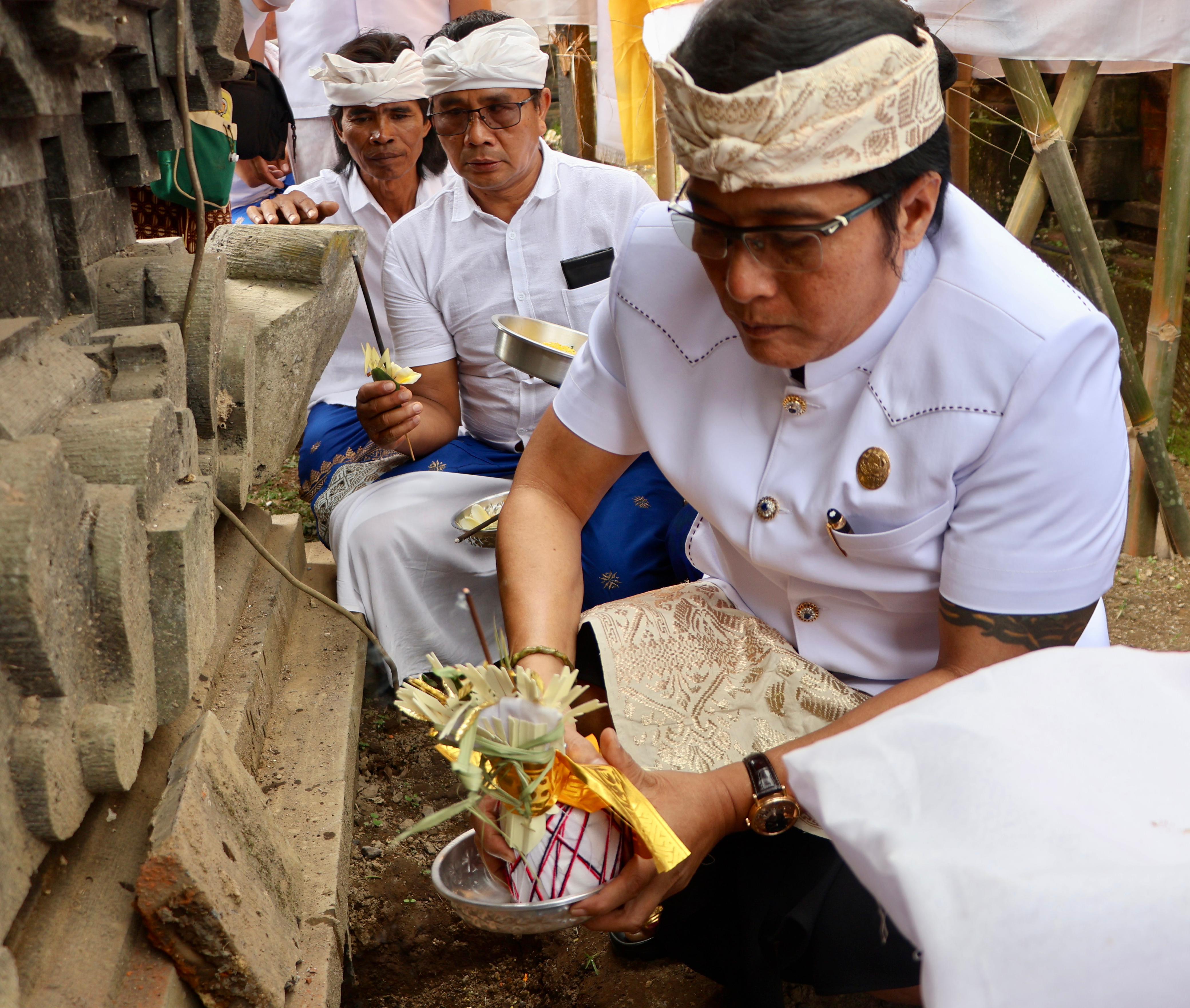 Wagub Bali Giri Prasta Hadiri Karya Mendem Pedagingan di Pura Rambut Siwi Getasan