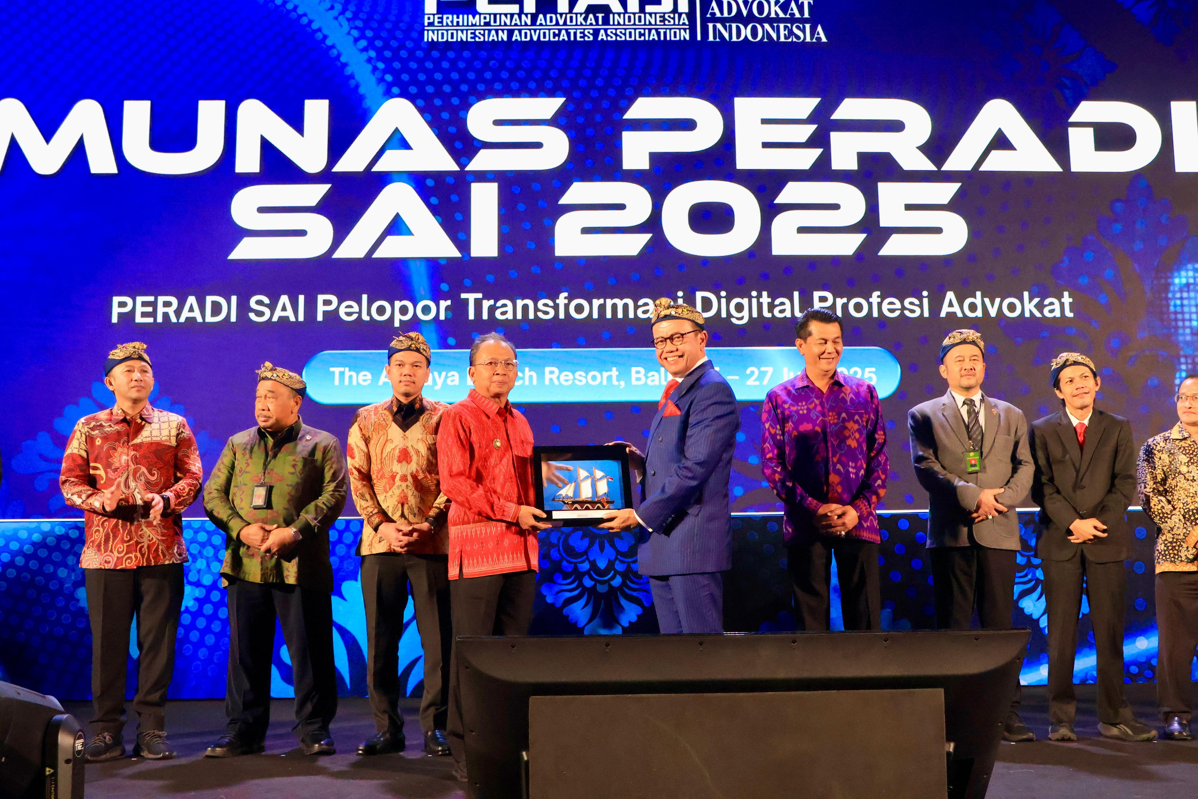 Perluas Akses Keadilan hingga Desa, Gubernur Koster Suarakan Satu Desa Satu Advokat di Munas Peradi SAI 2025