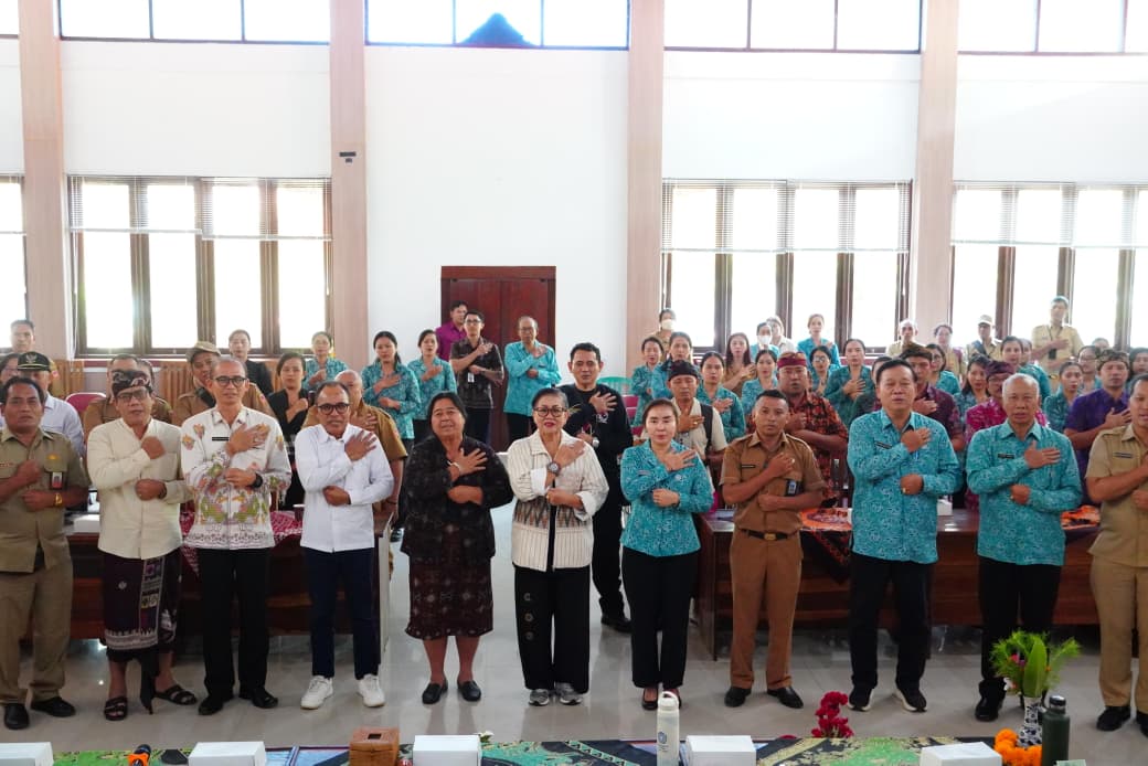 Sosialisasi di Karangasem, Putri Koster: Mari Tinggalkan Cara Lama Atasi Sampah