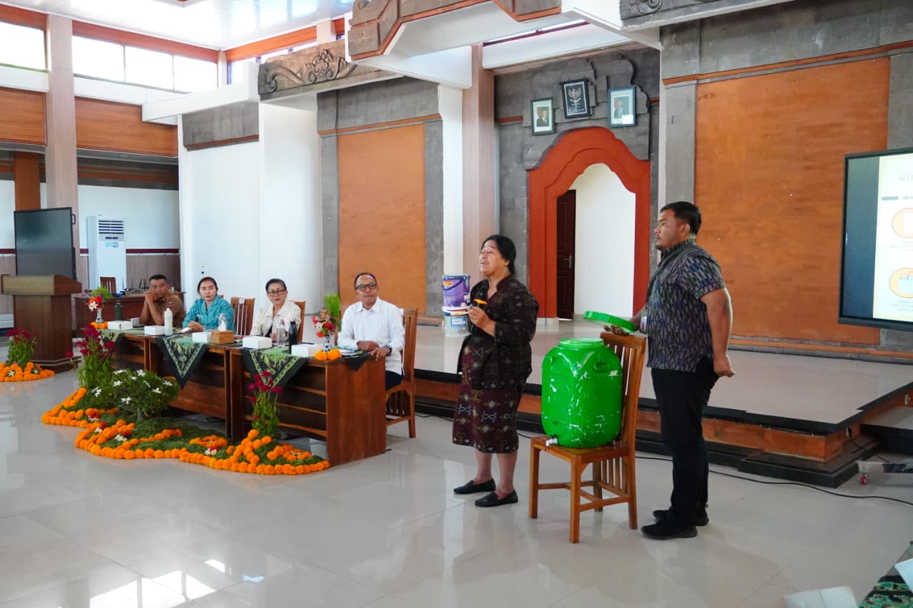 Sosialisasi di Karangasem, Putri Koster: Mari Tinggalkan Cara Lama Atasi Sampah