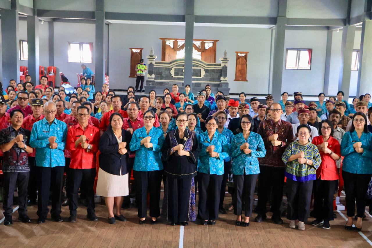 Ketok Tularkan Kesadaran Pemilahan Sampah, Ibu Putri Koster “Nyobiahang” Program PSBS PADAS kepada TP PKK dan PAKIS di Tabanan