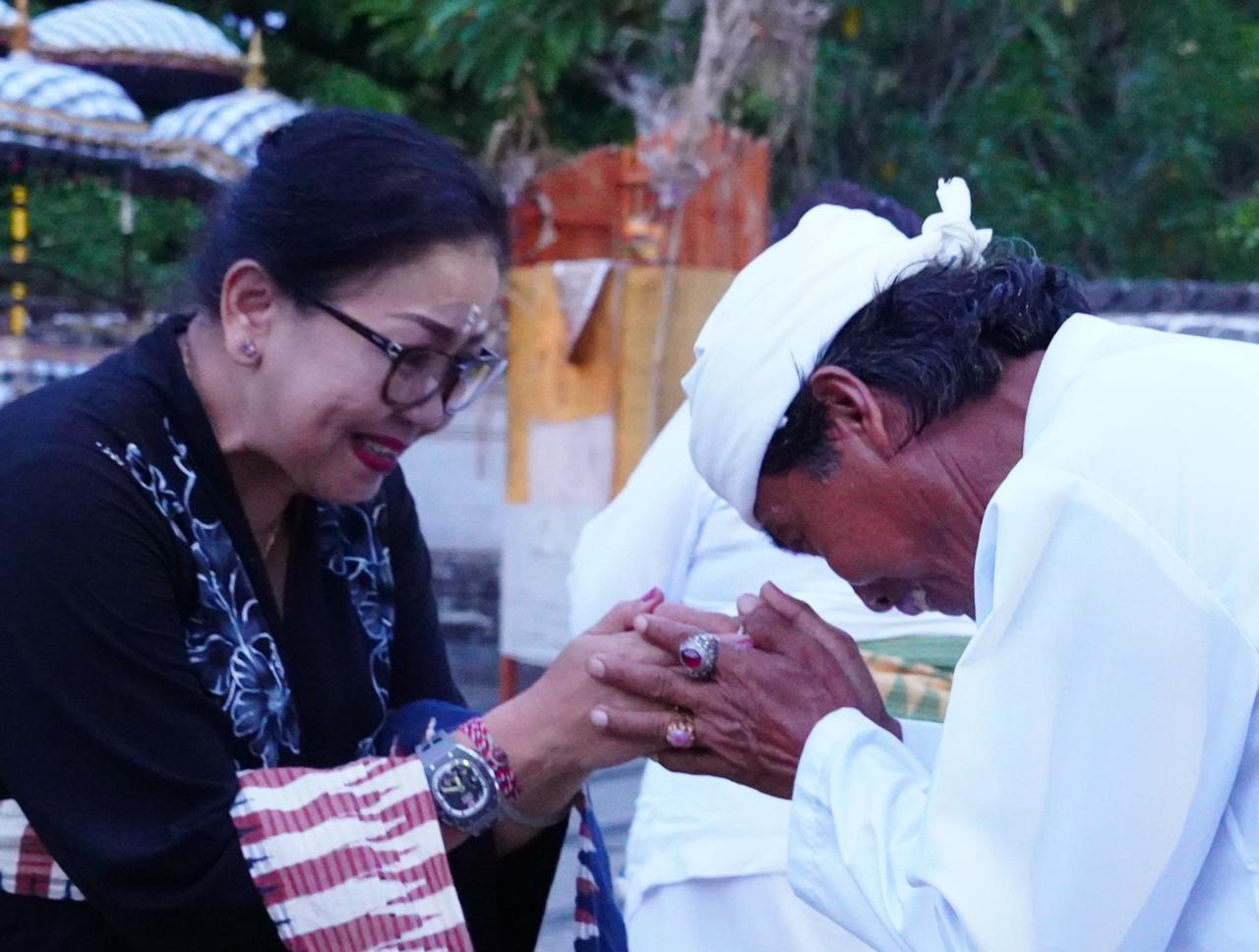 Ibu Putri Suastini Koster Haturkan Bhakti di Pura Dalem Ped Nusa Penida