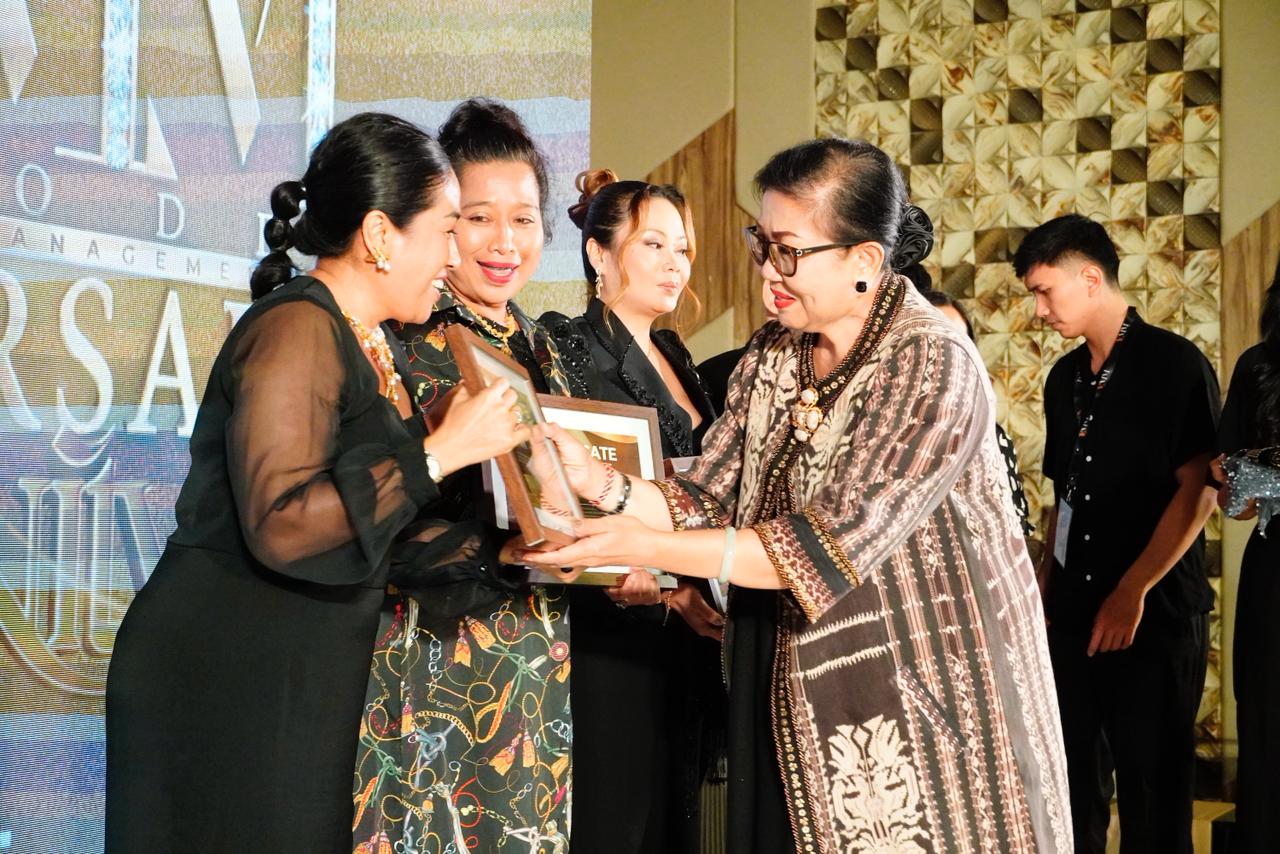 Ibu Putri Koster Dorong Kain Tenun Endek Bali Tembus Dunia Modeling Internasional