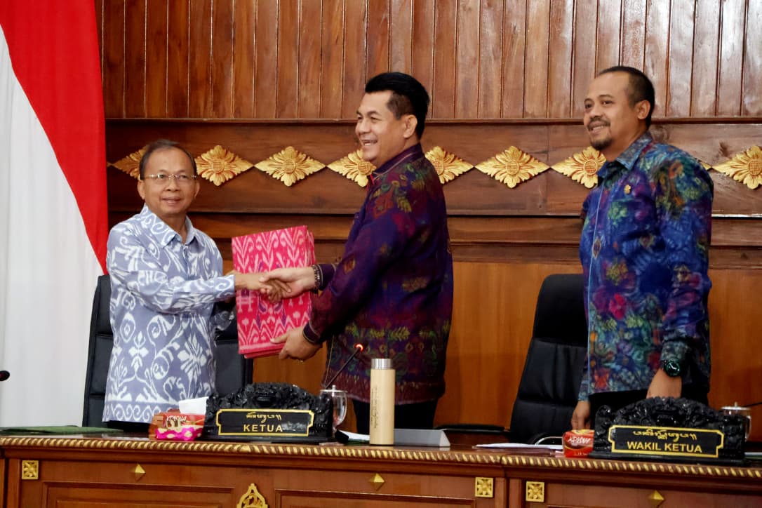 Gubernur Bali Dengarkan Pandangan Umum Fraksi-Fraksi DPRD Bali , Mayoritas Dukung Tambahan Penyertaan Modal ke BPD Bali  