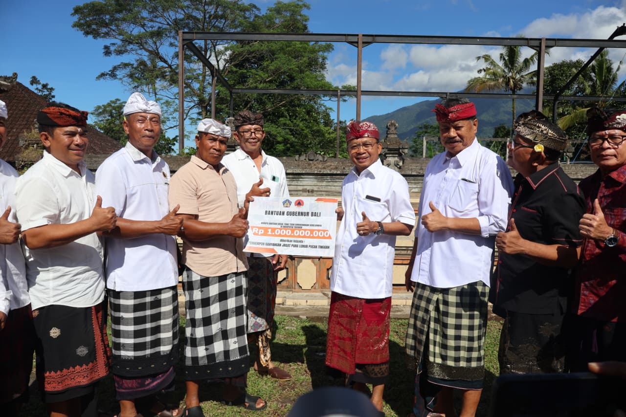Gubernur Koster Bantu Ringankan Beban Warga, Serahkan Rp 1 M untuk Perbaiki Kerusakan Bangunan Pura Luhur Pucak Tinggah