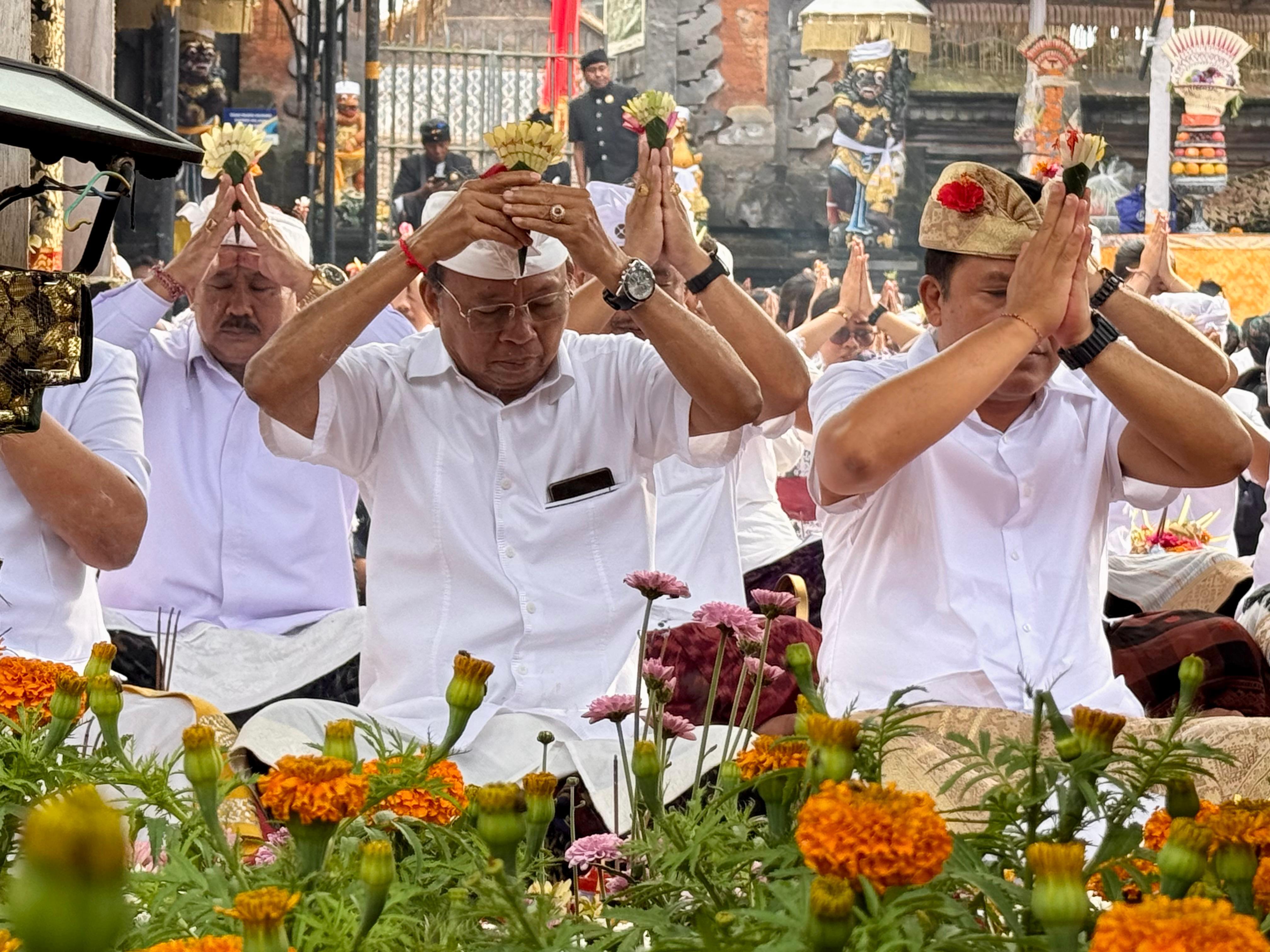 Gubernur Koster Doakan Kerahayuan Jagat Bali di Karya Ngusaba Kadasa Pura Ulun Danu Batur