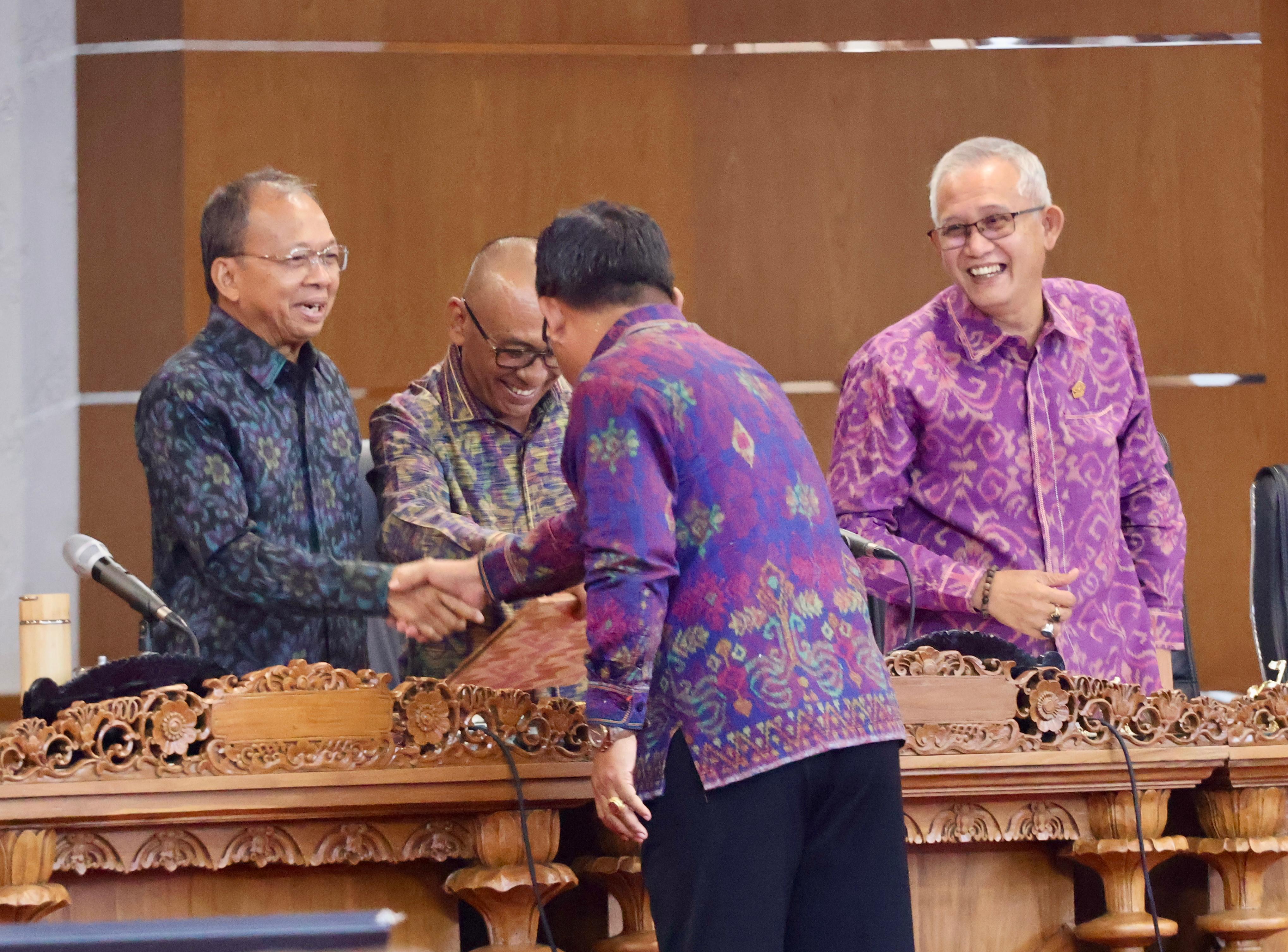 Seluruh Fraksi DPRD Bali Apresiasi Raperda Tata Kelola Usaha Pariwisata Berkualitas, Pajak Daerah dan Retribusi