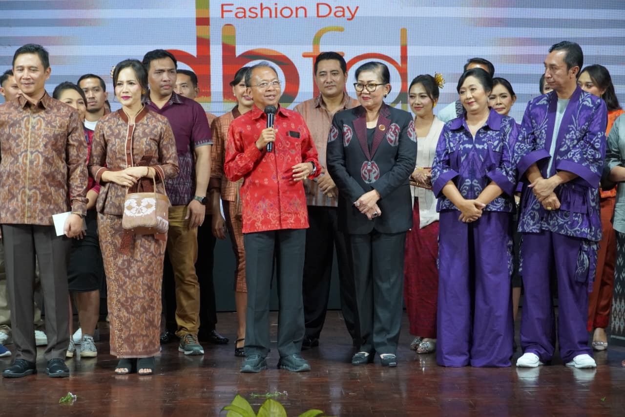 Hadiri Langsung Dekranasda Bali Fashion Day Sesi 4, Gubernur Wayan Koster Ajak Semua Pihak Cintai Produk Lokal