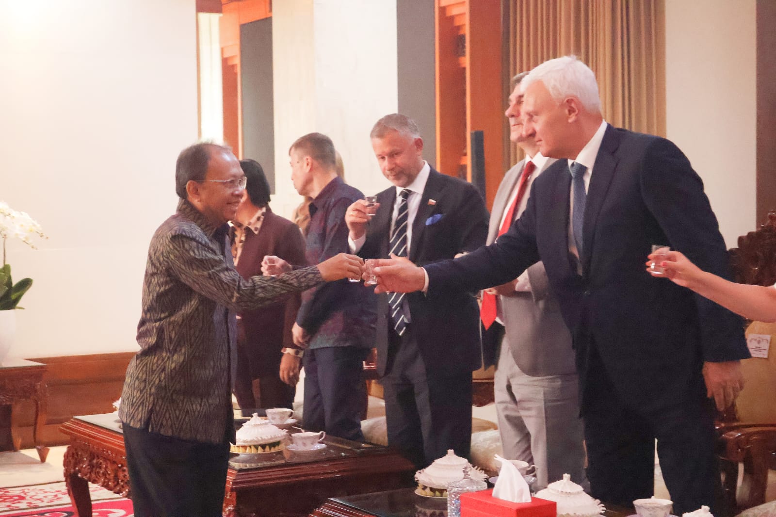 Perkuat Kerja Sama Indonesia dan Rusia, Gubernur Koster Terima Delegasi Parlemen Saint Petersburg, Harap Gencar Promosi Pariwisata Dua Wilayah   