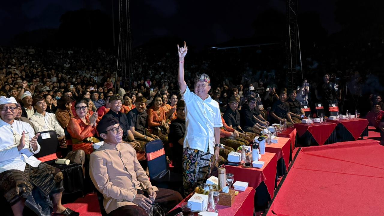 Bersama Ribuan Masyarakat, Gubernur Koster Saksikan Parade Gong Kebyar Dewasa Duta Kabupaten Gianyar dan Badung