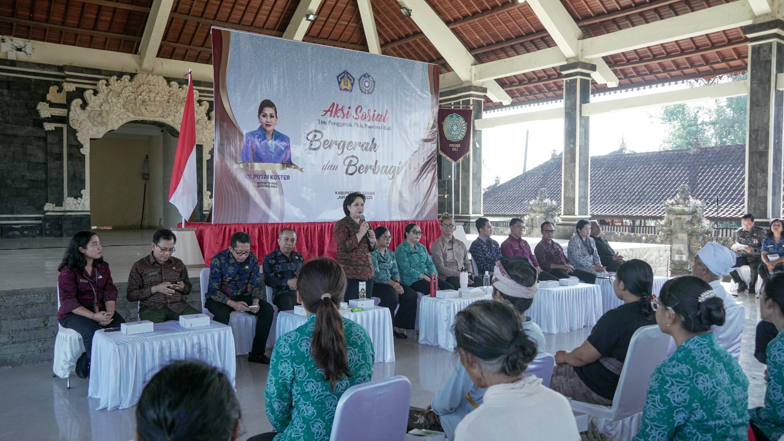 Sasar Tiga Kecamatan di Kabupaten Tabanan, Aksi Sosial TP PKK Serahkan Bantuan Sosial