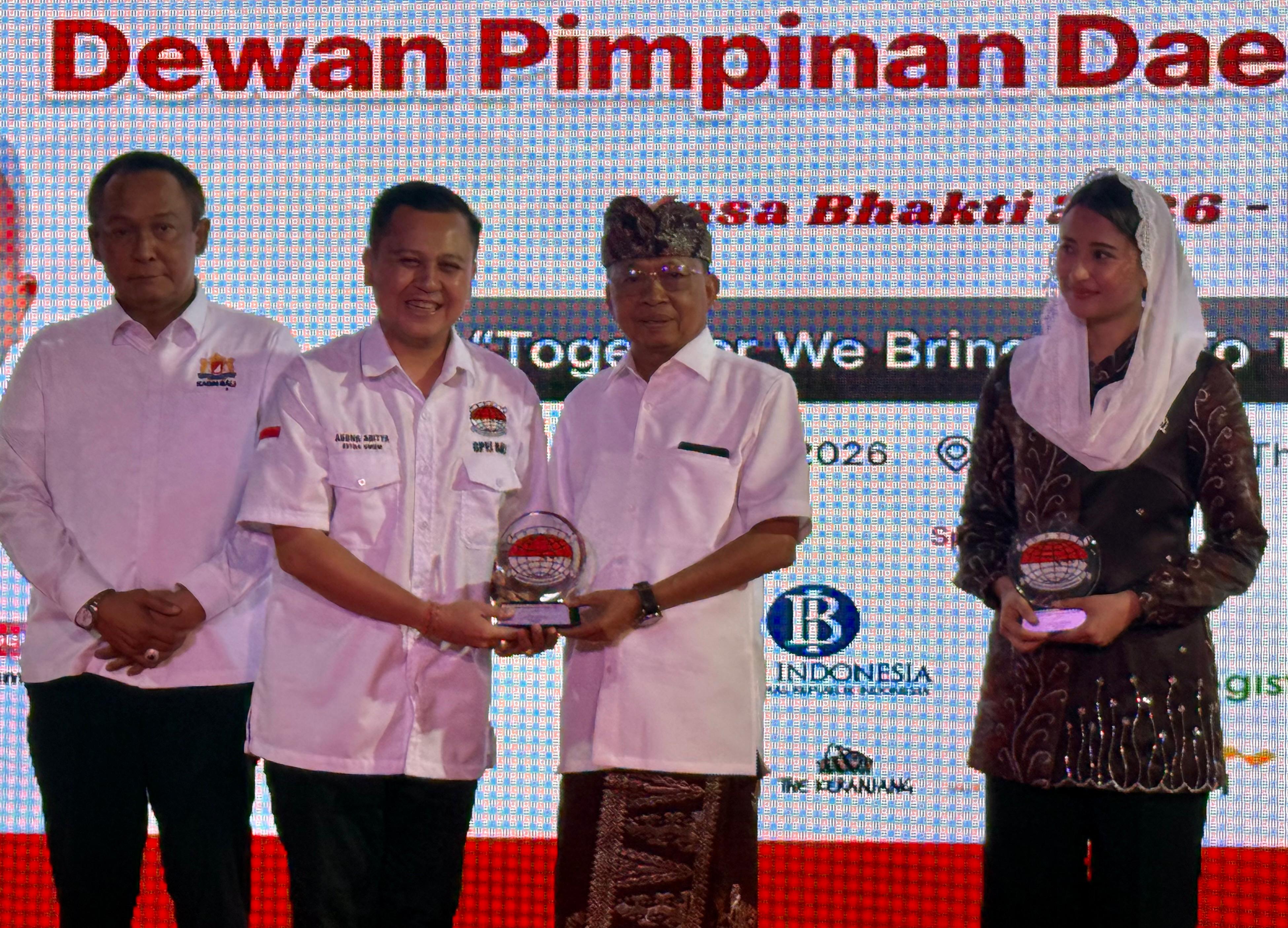 Hadiri Pelantikan Pengurus GPEI, Gubernur Koster Ingin Bali Jadi Hub Ekspor Produk Nusantara