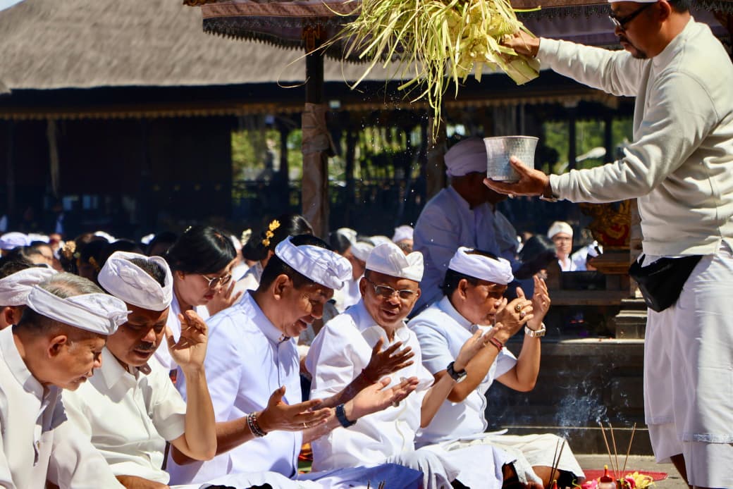 Perkuat Pembangunan Sekala-Niskala, Pemprov Bali Ngaturang Pekeling di Pura Agung Besakih