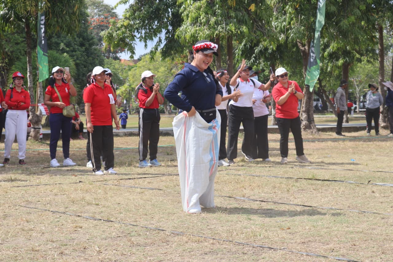 Semarakkan HUT ke-81 RI, BKOW Bali dan GOW se-Bali Adu Kekompakan dalam Lomba Ngejuk Kucit