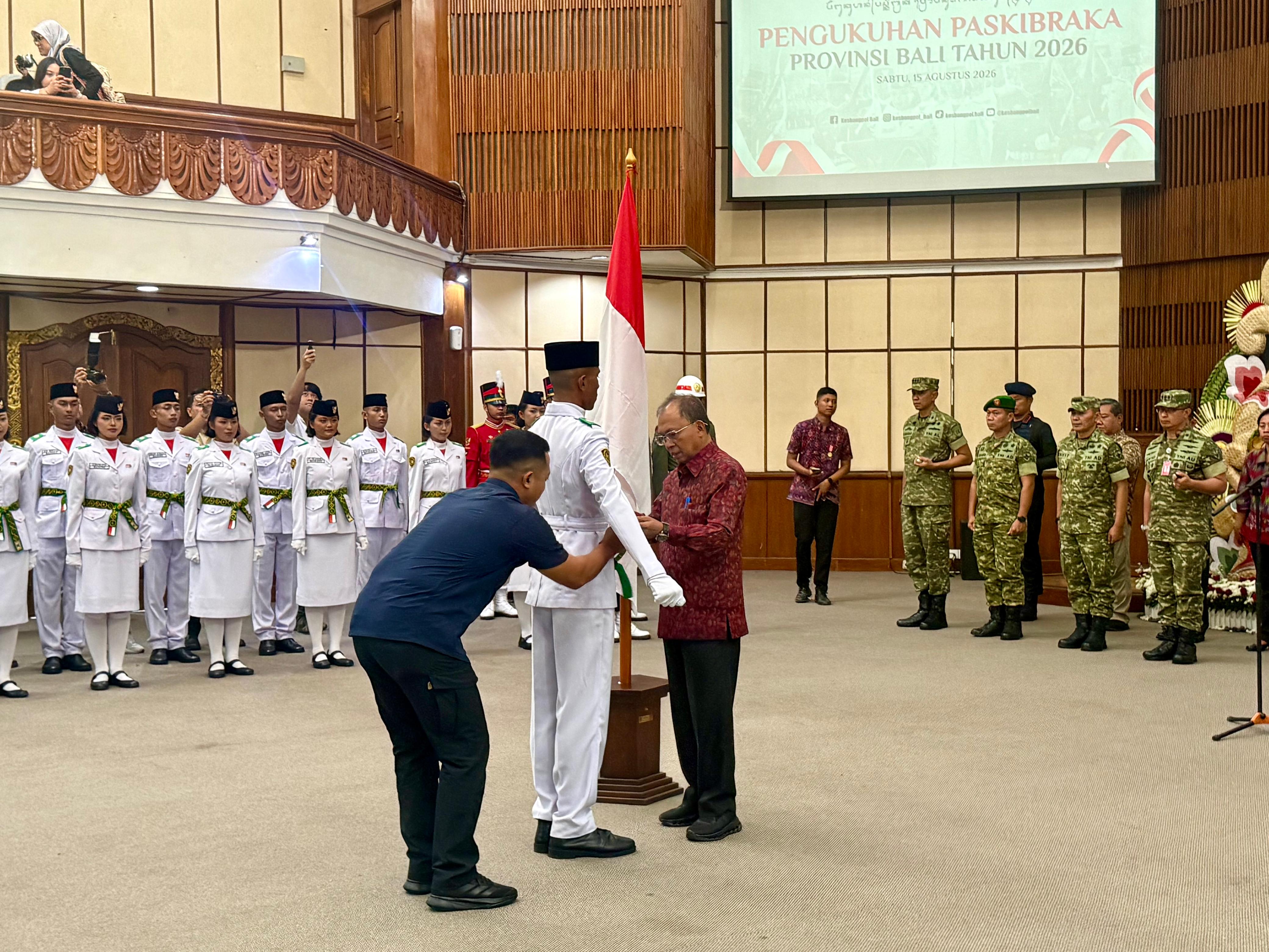 Kukuhkan 72 Anggota Paskibraka, Gubernur Koster: Bertugas Penuh Tanggung Jawab, Kompak, dan Cinta Tanah Air