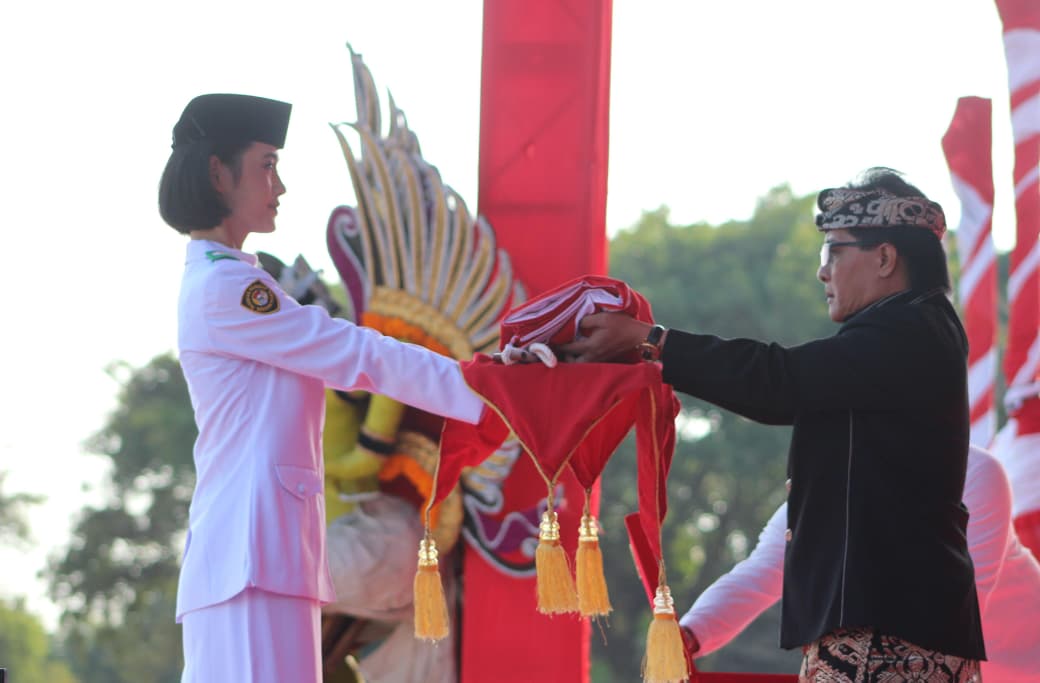 Wagub Giri Prasta Pimpin Upacara Penurunan Bendera HUT ke-81 RI di Lapangan Puputan Margarana