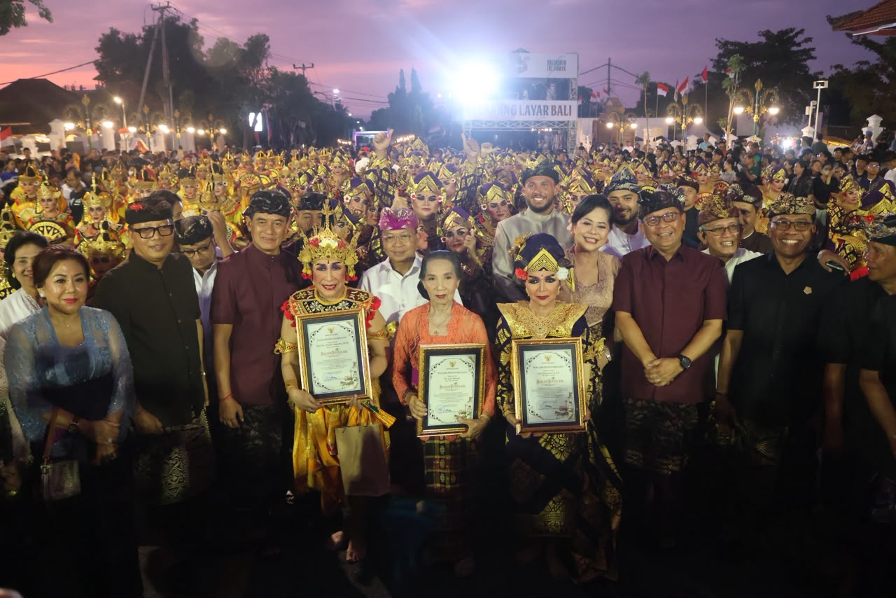 Buka Bulfest 2026 di Praja Mandala Singa Ambara Raja, Gubernur Koster Serahkan Penghargaan kepada Tiga Maestro Tari Buleleng