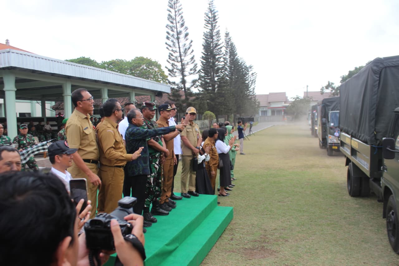Gubernur Koster Lepas 9 Truk Bantuan Logistik Bali untuk Korban Bencana NTT
