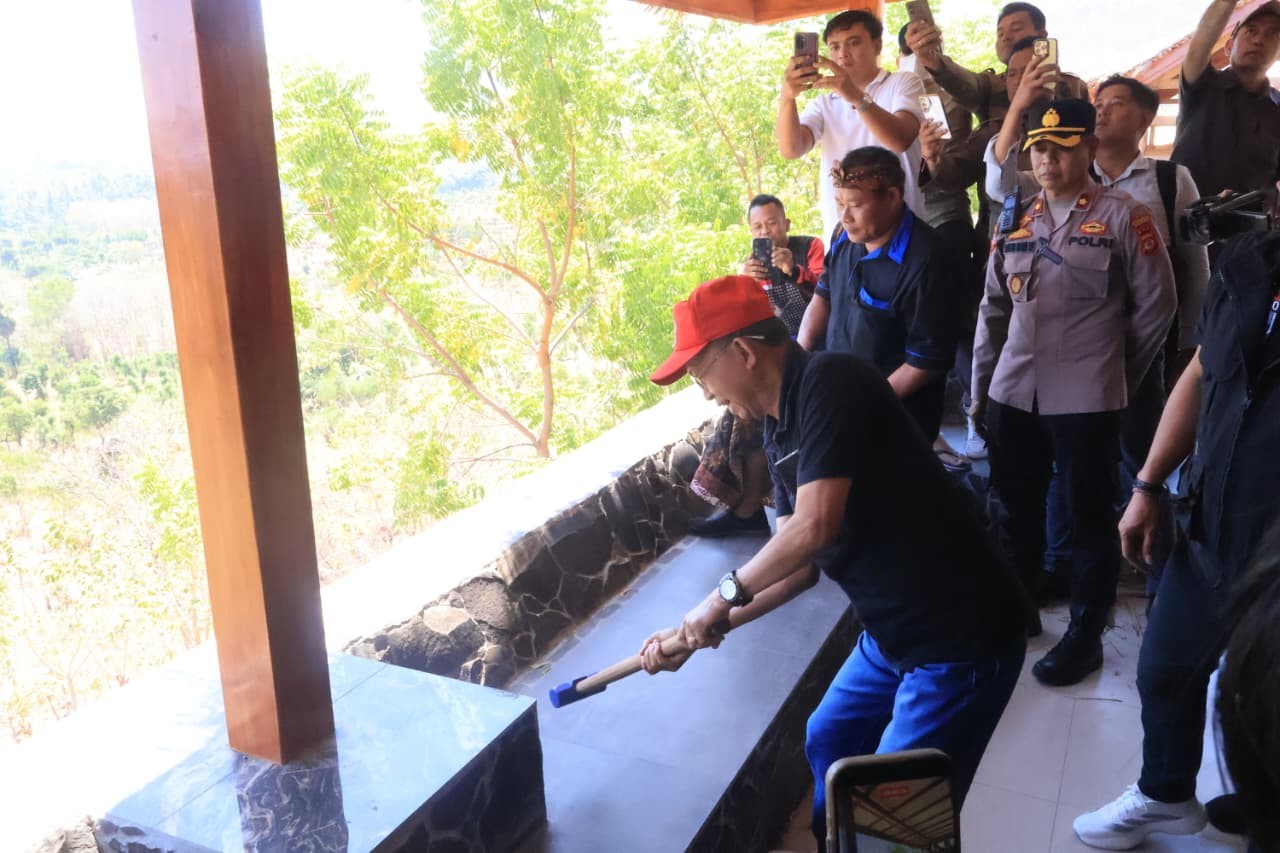 Tegas, Gubernur Koster Pimpin Langsung Pembongkaran Bangunan Vila di Areal Perhutanan Sosial Hutan Desa Pejarakan