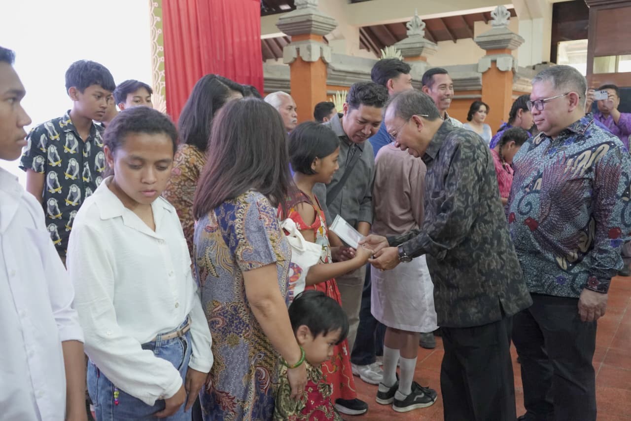 Hadiri Penyerahan Dokumen Kependudukan bagi Anak Telantar di Provinsi Bali, Gubernur Koster: Kegiatan yang Mulia