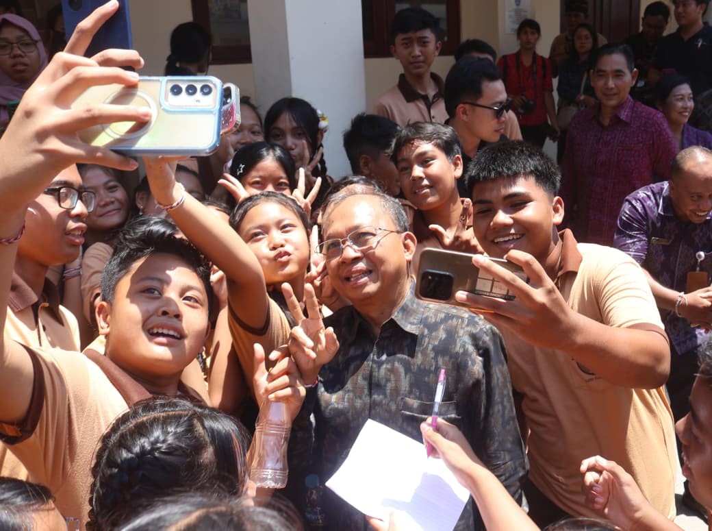 Gubernur Koster Traktir Siswa SMPN 13 Denpasar Nasi Jinggo, Pesan: Jadilah Pemimpin Bali Masa Depan