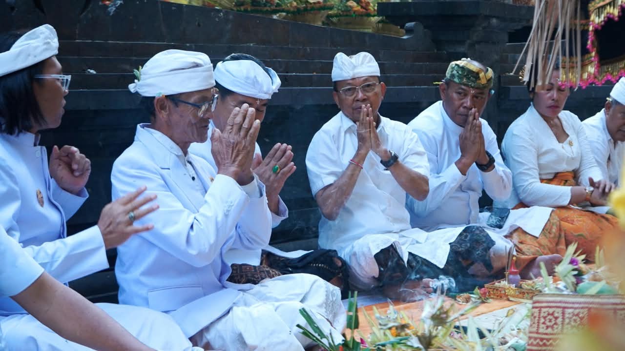 Gubernur Wayan Koster Hadiri Puncak Karya Panca Wali Krama Ulun Danu Batur, Rawat Kesucian Alam Bali