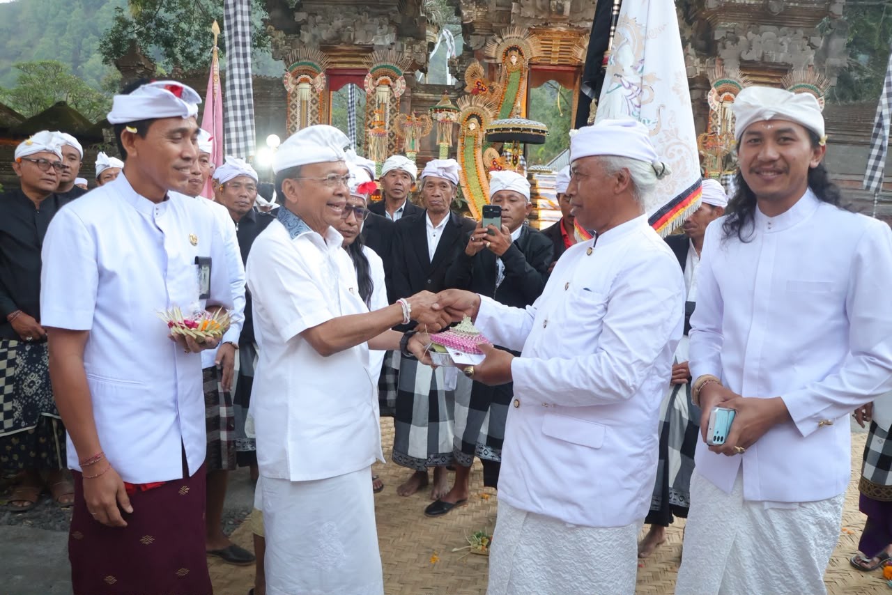 Tangkil Ngaturang Bhakti di Pura Bukit Mentik, Gubernur Koster Tegaskan Komitmen Jaga Peradaban Bali